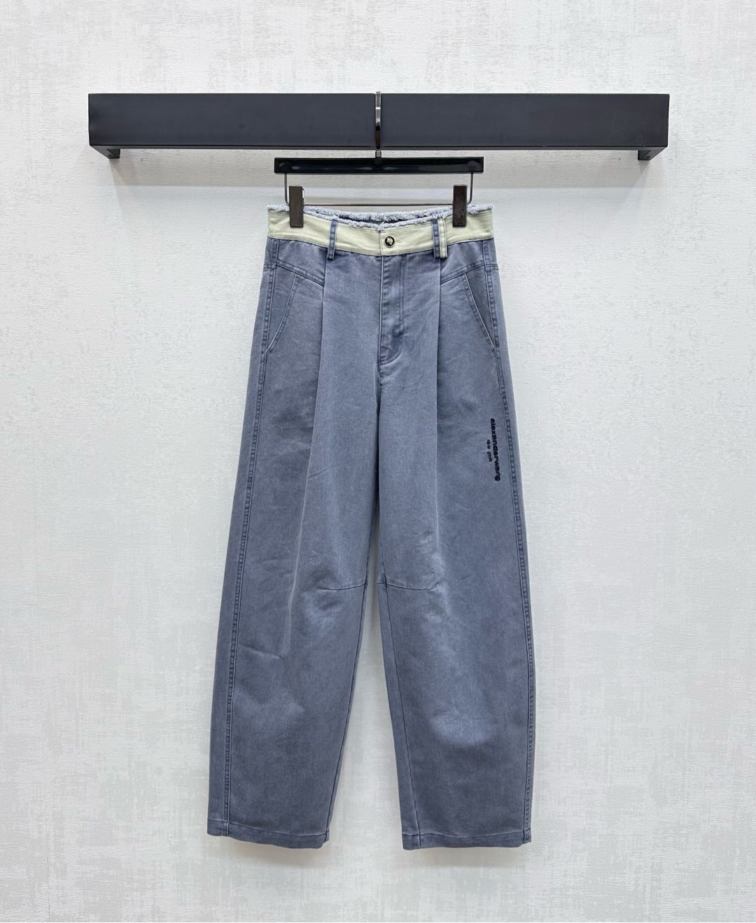 NO:492308,Alexanderwan*2025 new product launches on the shelves of breasted carrot wide-leg trousers customized YB imported twill cotton material Enzyme wash, cream pink and blue with just the right texture, the trouser tone is decorated with flocs, combined with white edge contrast, create a free and cool style charm, add layered style, and the legs are decorated with iconic letter embroidery logos, highlight the brand tone, surface auxiliary materials development, high waist wide-leg radish trousers cut, the upper body is cool and stylish, relaxed and fashionable, and the combination is more attractive to the high street. High version 2 colors,,alexander wang19860909Alexanderwan*2025新品上架毛边萝卜阔腿长裤定制YB进口斜纹全棉材质 酵素水洗 质感恰到好处的奶油粉色和蓝色 裤头饰以不包边絮状点缀 配合白边撞色 打造自由飒爽的风格魅力 增添造型层次感 腿侧融入标志性字母刺绣徽标呼应 彰显品牌调性 面辅料开发 高腰阔腿萝卜长裤剪裁 上身酷飒有型 松弛不失时髦感 搭配更具高街魅力 高版本2色,,alexander wang,Women's clothing