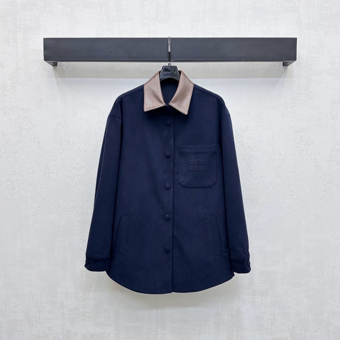 NO:492275,Miumi*2025 new product is available on the shelves of leather collar corduroy jackets, custom YB imported corduroy material, crisp and stylish, the collar edge is decorated with contrasting leather, forming a double collision with the large body, matched with the front closure and adjusting, retro and natural, adding layering, the chest pocket is decorated with iconic letter logos, highlighting the brand tone, surface accessories, lapel front shoulder jacket tailoring, silhouette creates a neutral and fashionable style, daily commuting outfit is brilliant and fashionable, available in all seasons, high-end version,,miumiu, jackets & coats,alexander wang19860909Miumi*2025新品上架皮革领灯芯绒外套定制YB进口灯芯绒材质 挺括有型 领边以撞色皮革装点 与大身形成双重碰撞 搭配前襟按扣调节处理 复古自然 增添造型层次感 胸前口袋点缀标志性字母徽标装点 彰显品牌调性 面辅料开发 翻领正肩外套剪裁 廓形打造中性飒爽时髦风格 日常通勤穿搭出彩时髦 四季皆可  高版本,,miumiu,jackets & coats,alexander wang,Women's clothing