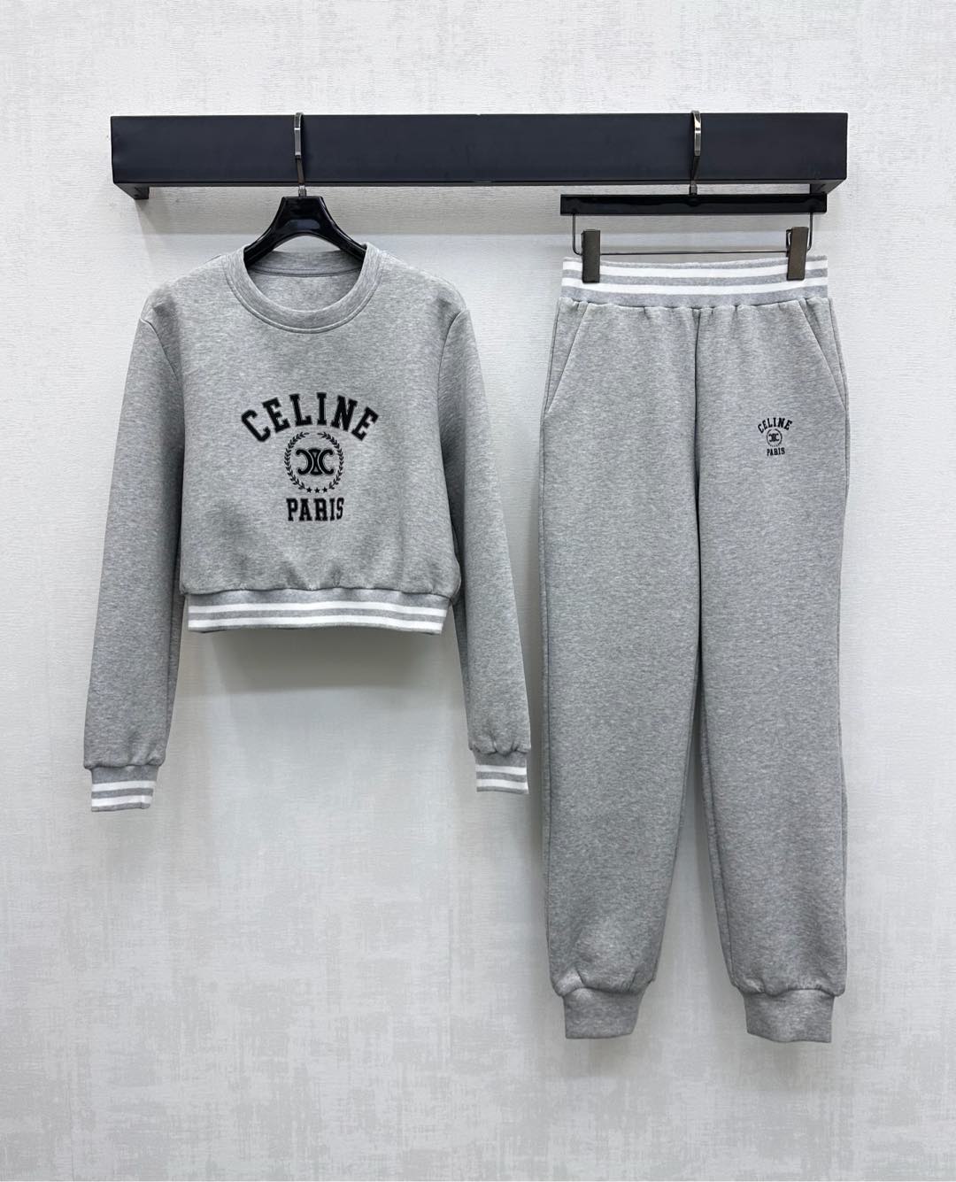 NO:494048,Celin*2025 new product is available on the shelves of round neck sweatshirt trousers set custom YB imported native cotton material comfortable and soft, fashionable outfit, striped contrasting color and edge details on the cuff hem to add layering, iconic letter printed logo decoration on the chest to highlight the brand tone, the overall style is low-key and textured, surface and auxiliary materials development, shorts sweatshirts are matched with the same series of elastic waist trousers suits, the logo elastic elastic band striped echoes up and down, the symmetrical pocket style is fashionable and practical, casual and fashionable, suitable for daily commuting and traveling, high version 2 colors, celine, hoodie, sweatshirts, shorts, alexander wang19860909Celin*2025新品上架圆领卫衣长裤套装定制YB进口原生全棉材质 舒适软糯 穿搭洋气 袖口下摆沿用条纹撞色包边细节 增添造型层次感 胸前融入标志性字母印花徽标装饰 彰显品牌调性 整体风格低调不失质感 面辅料开发 短裤卫衣搭配同系列弹力腰束脚长裤套装 徽标松紧弹力带条纹处理上下呼应 对称口袋版型时尚又实用 穿搭休闲时髦 通勤日常出行都适配  高版本2色,,celine,hoodie,sweatshirts,shorts,alexander wang,Women's clothing