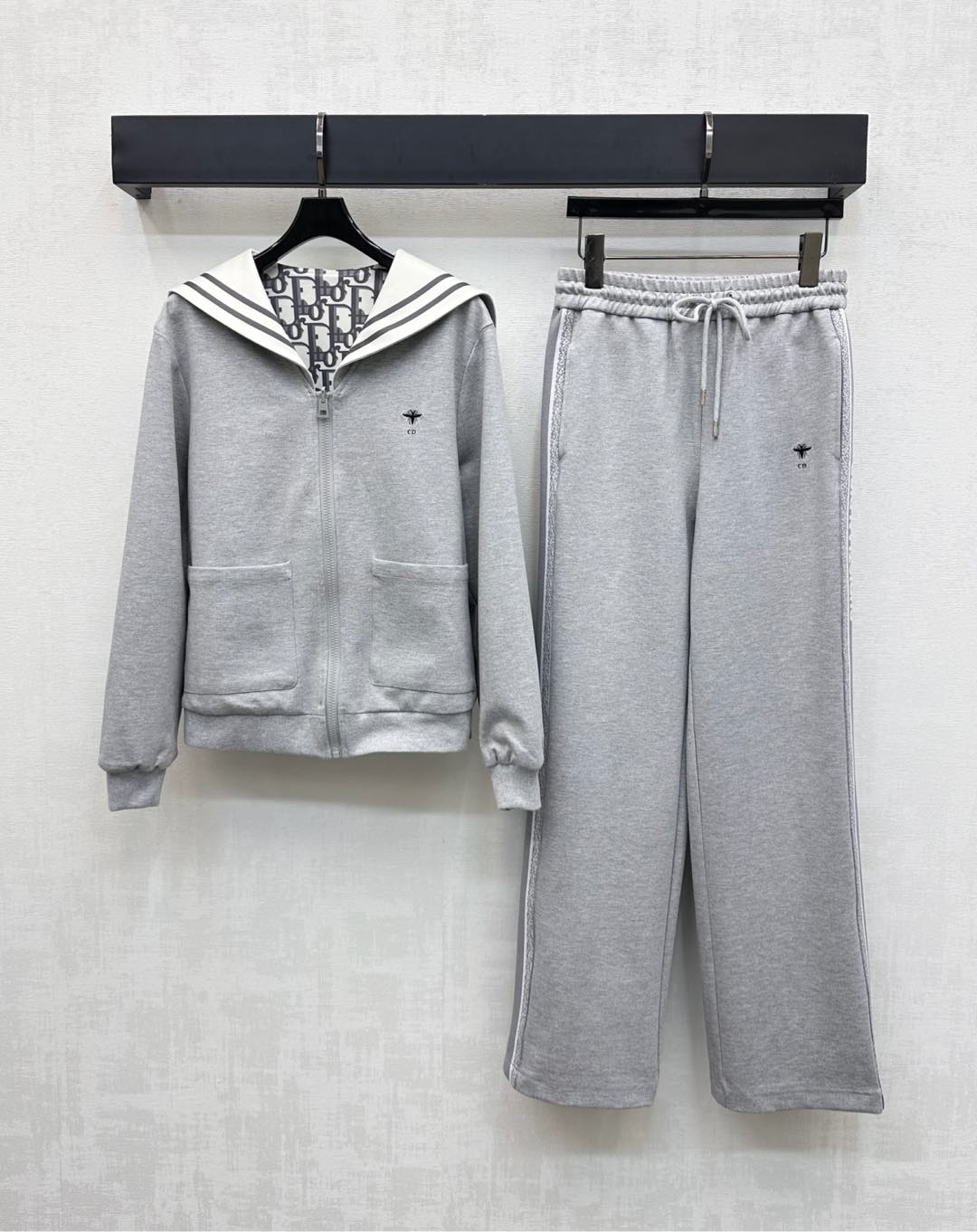 NO:492277,Dio*2025 new product lapel double-sided jacket trousers set customized YB imported cotton texture, shiny texture, high-quality appearance, ready-to-wear is plain on one side with bee CD embroidered logo navy striped collar, with the other side full of iconic presbyterian letter elements, full of old money, showing the brand tone, decorated with zipper and plaid adjustment, full of casual feeling, matching waist drawstring design, adding layered look, facial accessories development, shawl lapel jacket with the same series of trousers, simple and casual upper body, easy to control every day commuting, high version 2 colors,,dior,jackets & coats,shawls,alexander wang19860909Dio*2025新品上架翻领双面外套长裤套装定制YB进口棉感材质 质感光泽 品相高级 成衣沿用一面素色配蜜蜂CD刺绣徽标海军风条纹领边 配合另一面铺满标志性老花字母元素 老钱感十足 彰显品牌调性 饰以拉链开襟调节 休闲感十足 配合腰间抽绳设计 增添造型层次感 面辅料开发 披肩翻领外套搭配同系列长裤上身简约休闲 日常通勤都能轻松驾驭  高版本2色,,dior,jackets & coats,shawls,alexander wang,Women's clothing