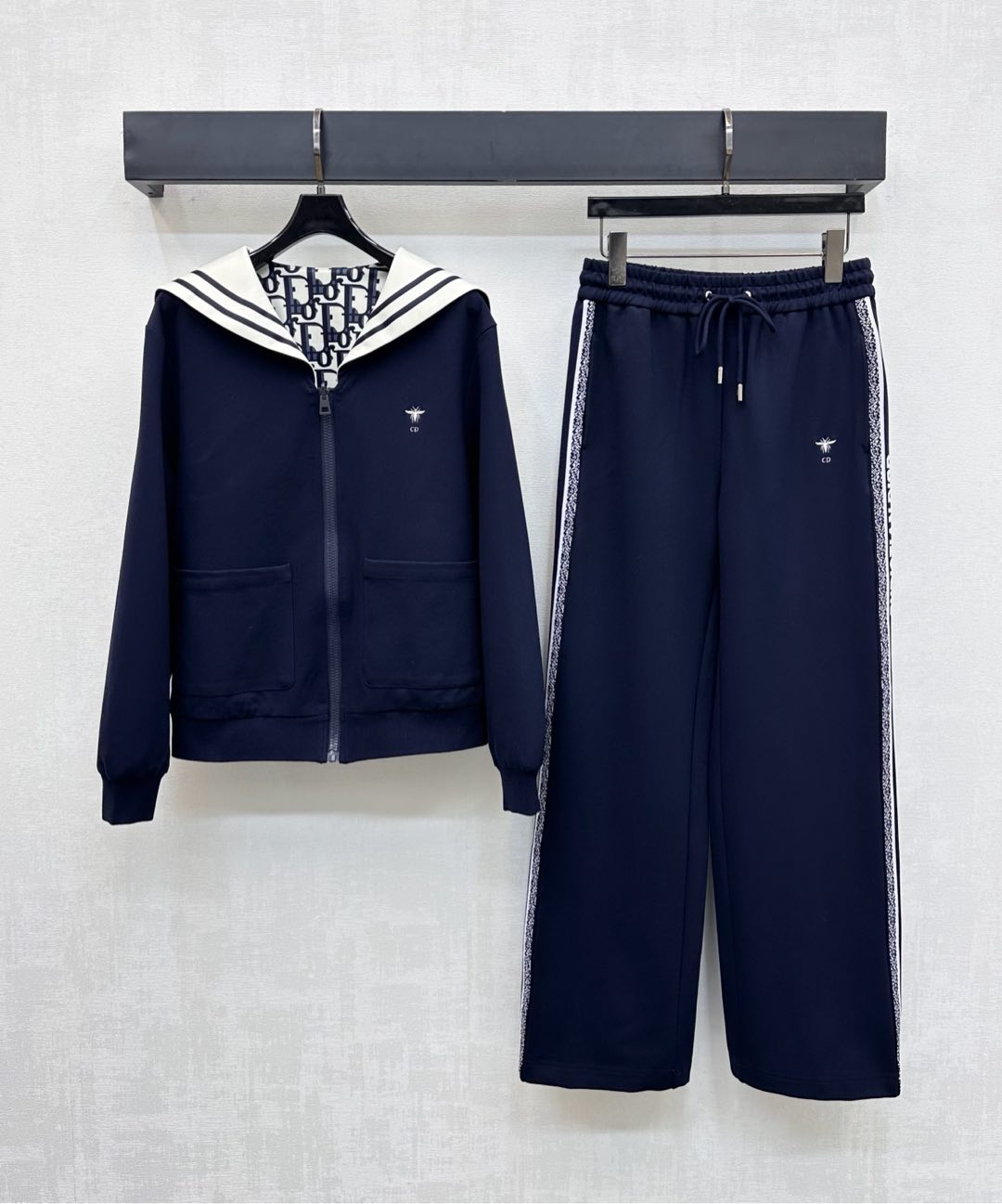 NO:492269,Dio*2025 new product lapel double-sided jacket trousers set customized YB imported cotton texture, shiny texture, high-quality appearance, ready-to-wear is plain on one side with bee CD embroidered logo navy striped collar, with the other side full of iconic presbyterian letter elements, full of old money, showing the brand tone, decorated with zipper and plaid adjustment, full of casual feeling, matching waist drawstring design, adding layered look, facial accessories development, shawl lapel jacket with the same series of trousers, simple and casual upper body, easy to control every day commuting, high version 2 colors,,dior,jackets & coats,shawls,alexander wang19860909Dio*2025新品上架翻领双面外套长裤套装定制YB进口棉感材质 质感光泽 品相高级 成衣沿用一面素色配蜜蜂CD刺绣徽标海军风条纹领边 配合另一面铺满标志性老花字母元素 老钱感十足 彰显品牌调性 饰以拉链开襟调节 休闲感十足 配合腰间抽绳设计 增添造型层次感 面辅料开发 披肩翻领外套搭配同系列长裤上身简约休闲 日常通勤都能轻松驾驭  高版本2色,,dior,jackets & coats,shawls,alexander wang,Women's clothing