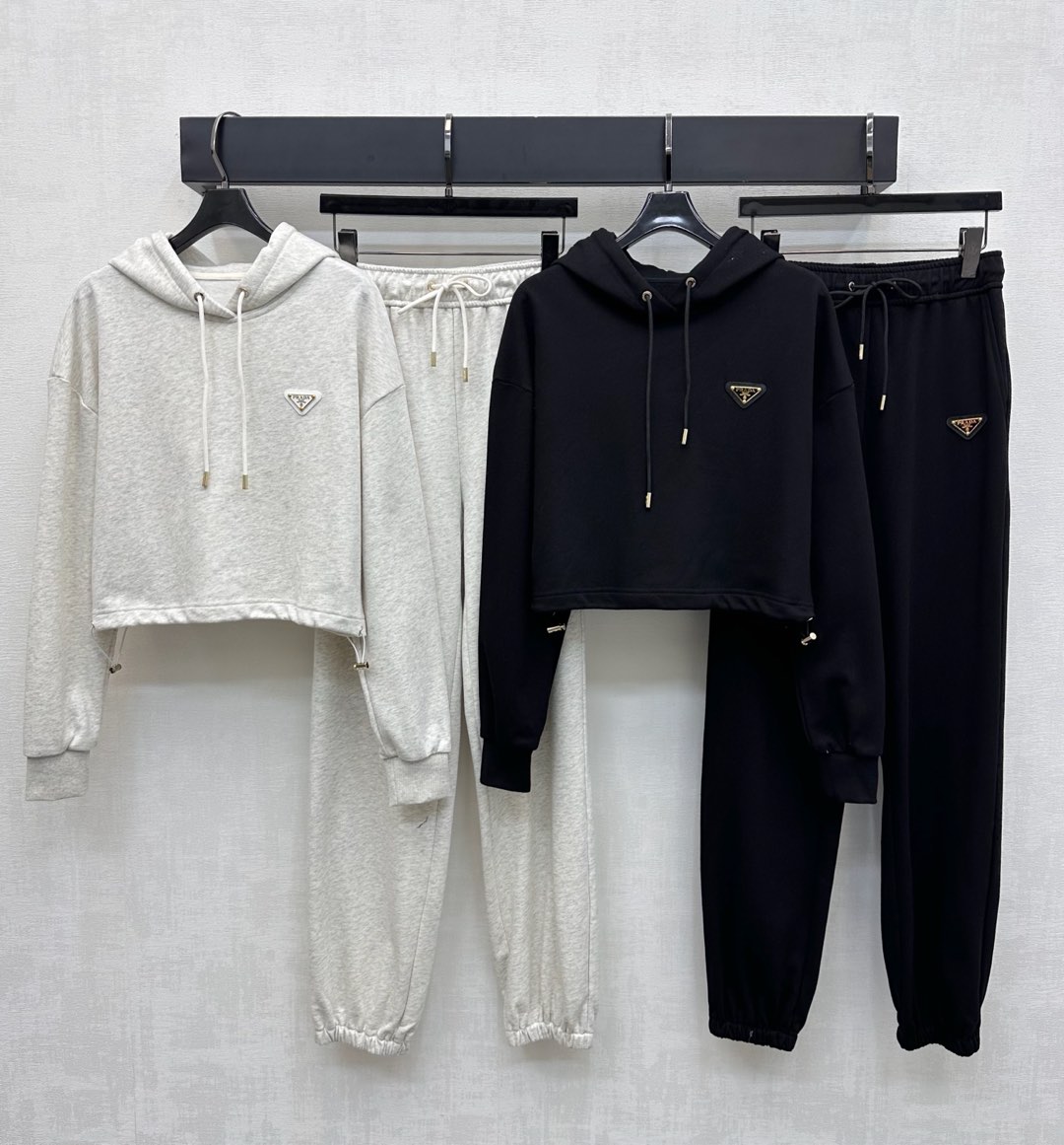 NO:492295,Prad*2025 new product hooded sweatshirt trousers set customized with custom YB imported twill cotton material, soft cotton wool face, comfortable and easy to wear, crisp and stylish, loose fit and pull design rope, easy to put on and take off, add layering of the styling, the iconic metal triangle logo embellishment and decoration of ready-made clothes, more stylish, highlight the brand tone, face and auxiliary materials development, hooded short sweatshirts with trousers casual suit, enhance texture, complete sets of matches make youthful and energetic, and highlight the body lines, the best choice for casual outfits, high version 2 colors, prada, hoodie, sweatshirts, hats, alexander wang19860909Prad*2025新品上架连帽卫衣束脚长裤套装定制YB进口斜纹全棉材质 柔软棉绒面 舒适好穿 挺括有型 宽松版型配合抽设计绳 穿脱方便 增添造型层次感 成衣标志性金属三角徽标点缀装饰 更显格调 彰显品牌调性 面辅料开发 连帽短款卫衣搭配束脚长裤休闲套装 提升质感 成套搭配更显青春活力 更凸显身形线条 休闲穿搭的不二之选 高版本2色,,prada,hoodie,sweatshirts,hats,alexander wang,Women's clothing