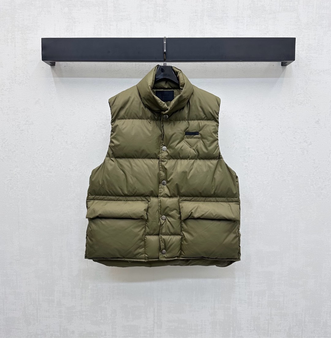 NO:492338,With dust bag Prad*2025 new product, stand-up collar cotton vest, customized YB imported recycled nylon material, down cotton filling inner lining, light and warm, classic rectangular embossed stand-up collar design, windproof and cold, with the front closure adjustment, add layering, iconic triangle embroidery logo embellishment on the chest, highlight the brand tone, surface auxiliary material development, stand-up vest style cut, integration of warmth and fashion, get rid of traditional bloated, preferred for layering in autumn and winter, high version, prada, down jacket, alexander wang19860909配防尘袋Prad*2025新品上架立领棉马甲定制YB进口再生尼龙材质 羽绒棉填充内里 整件轻薄保暖 经典长方格压纹立领设计 防风御寒 配合前襟按扣调节处理 增添造型层次感 胸前标志性三角刺绣徽标点缀装饰 彰显品牌调性 面辅料开发 立领马甲版型剪裁 集保暖与时髦一体 摆脱传统臃肿感 秋冬叠穿首选   高版本,,prada,down jacket,alexander wang,Women's clothing