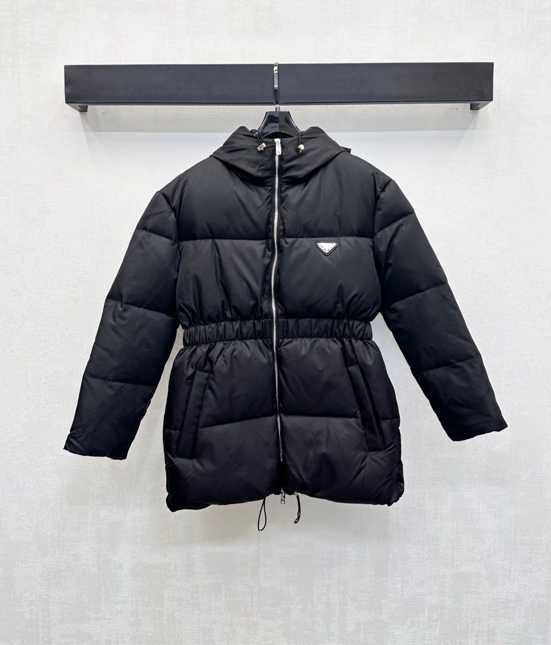 NO:494144,The new product with dust bag Prad*2025 is on the shelves of the hooded waist down jacket, customized YB imported recycled nylon material, warm and comfortable, white goose down filling in the inner lining, light and warm, double-head zipper design, adjust the shape with drawstring, add a sense of styling, embossed on the chest, highlight the brand tone, rectangular embossed shape, illuminate details, surface auxiliary material development, hooded mid-length jacket cut, the first choice for wear in autumn and winter, velvet filling standard: national standard 90 velvet filling: white goose velvet high version,, prada, jackets & coats, down jacket, hats, alexander wang19860909配防尘袋Prad*2025新品上架连帽收腰羽绒服定制YB进口再生尼龙材质 保暖舒适 内里白鹅绒填充 轻盈保暖 开襟双头拉链设计 配合抽绳调节造型 增添造型层次感 胸前点缀标志性三角徽标装饰 彰显品牌调性 长方形压纹造型点亮细节 面辅料开发 连帽中长款外套剪裁 秋冬必备穿搭首选 充绒标准:国标90绒 充绒物:白鹅绒 高版本,,prada,jackets & coats,down jacket,hats,alexander wang,Women's clothing