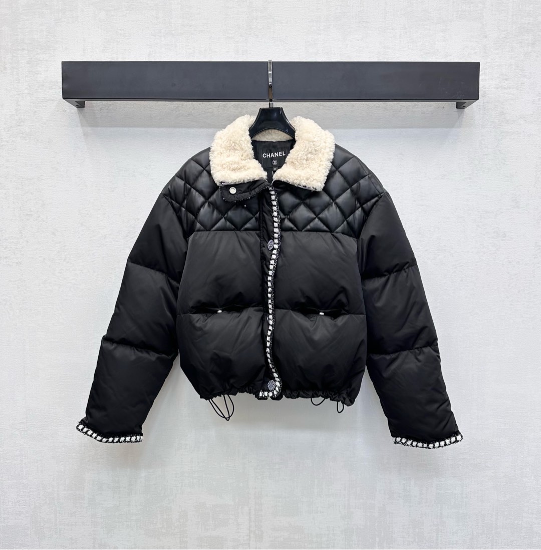 NO:494128,With dust bag Chane*2025 new product on the shelves of wool collar plaid splicing down jacket customized YB imported windproof and waterproof nylon material, inner down filling, the whole piece is light and warm, fluffy and three-dimensional, plaid splicing is used, with wool collar tying edge design, add layering, hide zipper adjustment, engraved letter snaps, highlight the brand tone, surface auxiliary material development, stand-alone collar jacket style cut, break the dullness of autumn and winter, windproof and cold protection effect is unique, convenient and practical, skiing in autumn and winter, regular style is not picky, body, casually matched with skirts and trousers, all show high street fashionable style, velvet filling standard: national standard 90 velvet filling: white goose velvet high version 36 38 40,,chanel, skirts, jackets & coats, jackets & coats, down jacket, alexander wang19860909配防尘袋Chane*2025新品上架毛领格纹拼接羽绒服定制YB进口防风防水尼龙材质 内里羽绒填充 整件轻盈保暖 蓬松立体 沿用格纹拼接处理配合毛领捆边设计 增添造型层次感 隐藏拉链调节刻印字母按扣装饰 彰显品牌调性 面辅料开发 立领夹克外套版型剪裁 打破秋冬沉闷感 防风御寒效果一绝 秋冬滑雪便捷实用 常规版型不挑风格身材 随意搭配裙装裤装均显高街时髦风格 充绒标准:国标90绒 充绒物:白鹅绒  高版本36 38 40,,chanel,skirts,jackets & coats,jackets & coats,down jacket,alexander wang,Women's clothing