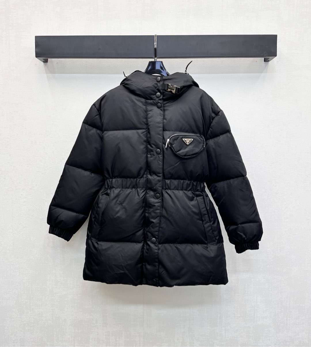 NO:494080,The new product with dust bag Prad*2025 is on the shelves of the hooded waist down jacket, customized YB imported recycled nylon material, warm and comfortable, white goose down filling in the inner lining, light and warm, double-head zipper design, engraved and snap buckle adjustment, and decorated with neckline buckle, full of detail, adding layered styling, iconic triangle logo decoration on the chest, highlighting the brand tone, rectangular embossed shape, illuminating details, surface auxiliary materials development, hooded mid-length jacket cut, the first choice for wearable autumn and winter, velvet filling standard: national standard 90 velvet filling: white goose velvet high version,, prada, jackets & coats, down jacket, hats, alexander wang19860909配防尘袋Prad*2025新品上架连帽收腰羽绒服定制YB进口再生尼龙材质 保暖舒适 内里白鹅绒填充 轻盈保暖 开襟双头拉链设计刻印按扣调节处理 配合领口卡扣装点 细节感满满 增添造型层次感 胸前点缀标志性三角徽标装饰 彰显品牌调性 长方形压纹造型点亮细节 面辅料开发 连帽中长款外套剪裁 秋冬必备穿搭首选 充绒标准:国标90绒 充绒物:白鹅绒 高版本,,prada,jackets & coats,down jacket,hats,alexander wang,Women's clothing