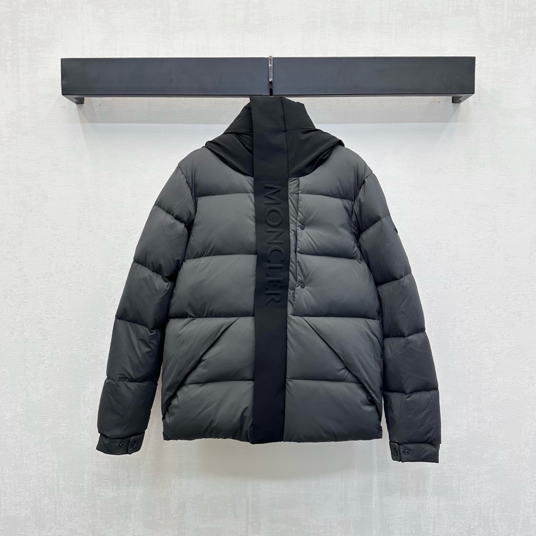 NO:503188,The new hooded contrasting down jacket with dust bag Moncle* is on the shelves. Customized YB imported windproof and waterproof nylon material. The inner white goose down fills. The whole piece is light and warm. The texture is shiny. Clever and stylish. The whole body is long embossed with hidden zipper snap adjustment design. Adds a sense of styling. The centered three-dimensional iconic letter logo decoration. The brand tone is developed. The hooded charge jacket is tailored to highlight the personality style and more neat and fashionable. The upper body is fashionable and fashionable. The filling standard: national standard 90 velvet. The filling material is high-end 3 colors 1-5., jackets & coats, down jacket, hats, alexander wang.19860909配防尘袋Moncle*新品上架连帽撞色羽绒外套定制YB进口防风防水尼龙材质 内里白鹅绒填充 整件轻盈保暖 质感光泽 挺括有型 通体长条压纹配合隐藏拉链按扣调节设计 增添造型层次感 居中立体标志性字母徽标装饰 彰显品牌调性 面辅料开发 连帽冲锋外套剪裁 凸显个性风格更利落时尚 上身时髦洋气 充绒标准:国标90绒 充绒物:白鹅绒  高版本3色1-5,,jackets & coats,down jacket,hats,alexander wang,Women's clothing