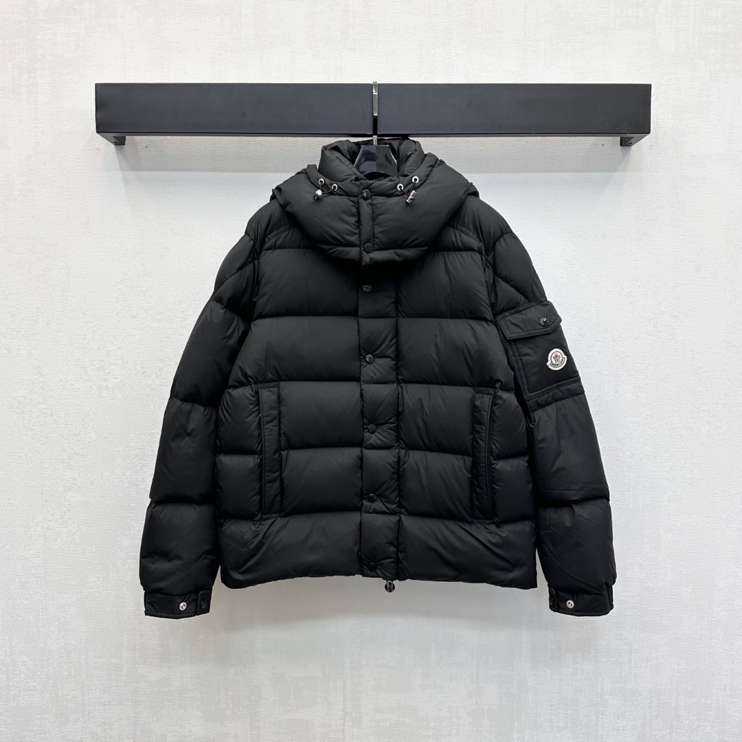 NO:494113,With dust bag Moncle*2025 new product hooded down jackets on the shelves are customized YB imported windproof and waterproof nylon material, white goose velvet filling, the whole piece is light and warm, the hooded hidden zipper snap adjustment design, windproof and cold protection and fashion compatibility, sleeve side flip pocket embossed with iconic badges and logo decoration, highlighting the brand tone, rectangular embossed cuffs elastic tightening treatment, add to the styling sense of layering, surface auxiliary material development, hooded regular jacket style cut, integration of warmth and fashion, get rid of traditional bloated, velvet filling standard: national standard 90 velvet filling: white goose velvet high version 1-5,, jackets & coats, down jacket, hats, alexander wang19860909配防尘袋Moncle*2025新品上架连帽羽绒服定制YB进口防风防水尼龙材质 内里白鹅绒填充 整件轻盈保暖 连帽隐藏拉链按扣调节设计 防风御寒与时尚兼容 袖侧翻盖口袋点缀标志性徽章标识装饰 彰显品牌调性 长方压纹袖口弹力收紧处理 增添造型层次感 面辅料开发 连帽常规外套版型剪裁 集保暖与时髦一体 摆脱传统臃肿感 充绒标准:国标90绒 充绒物:白鹅绒  高版本1-5,,jackets & coats,down jacket,hats,alexander wang,Women's clothing