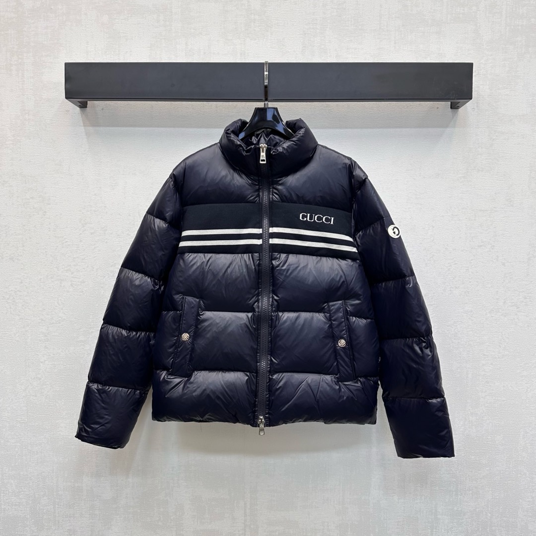 NO:494148,Gucc*2025 new product stand-up collar down jacket customized YB imported windproof and waterproof nylon material, white goose velvet filling inside, light and warm, the chest edge is spliced ​​with letter striped webbing, echoing the sleeve side logo decoration, highlighting the brand tone, rectangular embossed two-way zipper adjustment and elastic tightening of the cuffs, adding a sense of styling, surface auxiliary material development, stand-up collar regular jacket style cut, windproof and cold protection and fashion compatibility, integrating warm and fashionable, getting rid of traditional bloated feeling, velvet filling standard: national standard 90 velvet filling: white goose velvet high version 2 colors, gucci, jackets & coats, down jacket, alexander wang19860909配防尘袋Gucc*2025新品上架立领羽绒服定制YB进口防风防水尼龙材质 内里白鹅绒填充 整件轻盈保暖 胸前沿用字母条纹织带拼接设计 呼应袖侧徽标装饰 彰显品牌调性 长方压纹双向拉链调节配合袖口弹力收紧处理 增添造型层次感 面辅料开发 立领常规外套版型剪裁 防风御寒与时尚兼容 集保暖与时髦一体 摆脱传统臃肿感 充绒标准:国标90绒 充绒物:白鹅绒  高版本2色,,gucci,jackets & coats,down jacket,alexander wang,Women's clothing