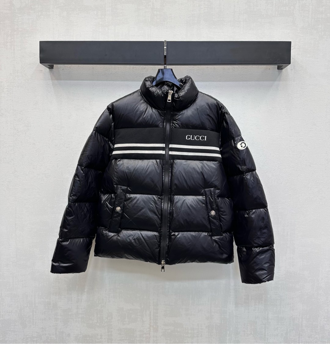 NO:494088,Gucc*2025 new product stand-up collar down jacket customized YB imported windproof and waterproof nylon material, white goose velvet filling inside, light and warm, the chest edge is made of letter striped webbing splicing design, echoing sleeve side logo decoration, highlighting brand tone, rectangular embossed two-way zipper adjustment and elastic tightening of cuffs, adding layering of styling, surface auxiliary material development, stand-up collar regular jacket style cut, windproof and cold protection and fashion compatibility, integration of warmth and fashion, getting rid of traditional bloated feeling, velvet filling standard: national standard 90 velvet filling: white goose velvet high version 2 colors, gucci, jackets & coats, down jacket, alexander wang19860909配防尘袋Gucc*2025新品上架立领羽绒服定制YB进口防风防水尼龙材质 内里白鹅绒填充 整件轻盈保暖 胸前沿用字母条纹织带拼接设计 呼应袖侧徽标装饰 彰显品牌调性 长方压纹双向拉链调节配合袖口弹力收紧处理 增添造型层次感 面辅料开发 立领常规外套版型剪裁 防风御寒与时尚兼容 集保暖与时髦一体 摆脱传统臃肿感 充绒标准:国标90绒 充绒物:白鹅绒 高版本2色,,gucci,jackets & coats,down jacket,alexander wang,Women's clothing