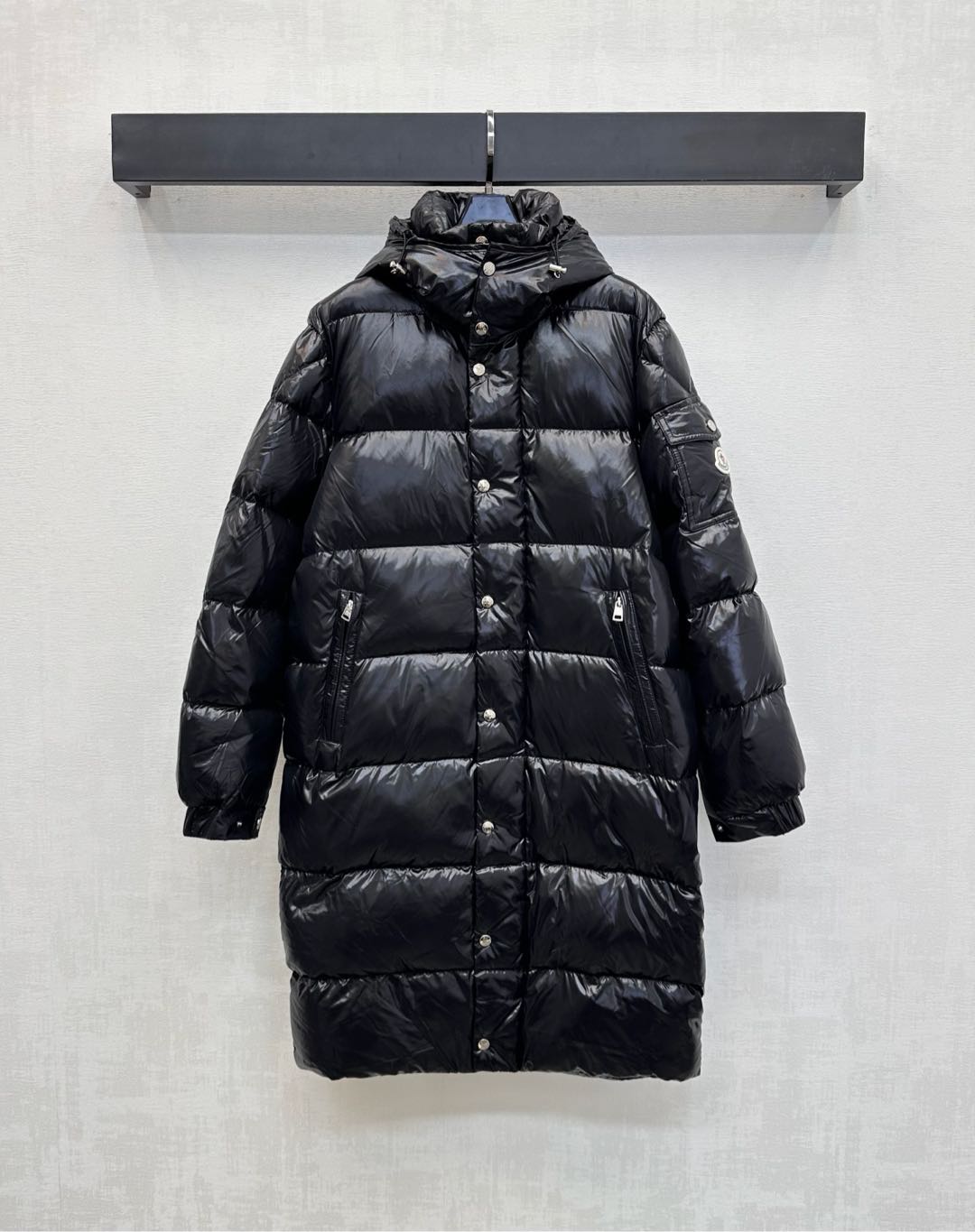 NO:494096,With dust bag Moncle*2025 new product hooded long down jacket customized YB imported windproof and waterproof nylon material, white goose velvet filling, the whole piece is light and warm, hooded hidden zipper snap adjustment design, windproof and cold protection and fashion compatibility, sleeve side flip pocket embossed with iconic badge logo decoration, highlighting the brand tone, rectangular embossed cuff elastic tightening treatment, add to the styling sense of styling, surface auxiliary material development, hooded long jacket style cut, integration of warmth and fashion, get rid of traditional bloated, velvet filling standard: national standard 90 velvet filling: white goose velvet high version 1-5,, jackets & coats, down jacket, hats, alexander wang19860909配防尘袋Moncle*2025新品上架连帽长款羽绒服定制YB进口防风防水尼龙材质 内里白鹅绒填充 整件轻盈保暖 连帽隐藏拉链按扣调节设计 防风御寒与时尚兼容 袖侧翻盖口袋点缀标志性徽章标识装饰 彰显品牌调性 长方压纹袖口弹力收紧处理 增添造型层次感 面辅料开发 连帽长款外套版型剪裁 集保暖与时髦一体 摆脱传统臃肿感 充绒标准:国标90绒 充绒物:白鹅绒  高版本1-5,,jackets & coats,down jacket,hats,alexander wang,Women's clothing