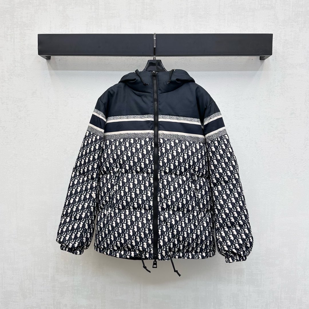 NO:494097,With dust bag Dio*2025 new product is on the shelves of the hooded double-sided down jacket, customized YB nylon material, white goose down filling, the whole piece is light and warm, the classic long strip texture is combined with the iconic letter logo printing elements, highlighting the brand tone, use two-sided wear design, add layering, presenting high-end style taste, surface auxiliary material development, hooded zipper jacket cut, not bloated, more outfit, warmth and fashionable, get rid of traditional down bloated, first choice for layering in autumn and winter, velvet filling standard: national standard 90 velvet filling: white goose down high version,,dior, jackets & coats,down jacket,hats,alexander wang19860909配防尘袋Dio*2025新品上架连帽双面羽绒服定制YB尼龙材质 内里白鹅绒填充 整件轻盈保暖 经典长条纹理配合标志性字母徽标印花元素 彰显品牌调性 沿用两面穿设计 增添造型层次感 呈现高级格调品味 面辅料开发 连帽拉链外套剪裁 不显臃肿穿搭性更强 保暖与时髦一体 摆脱传统的羽绒臃肿 秋冬叠穿首选 充绒标准:国标90绒 充绒物:白鹅绒  高版本,,dior,jackets & coats,down jacket,hats,alexander wang,Women's clothing