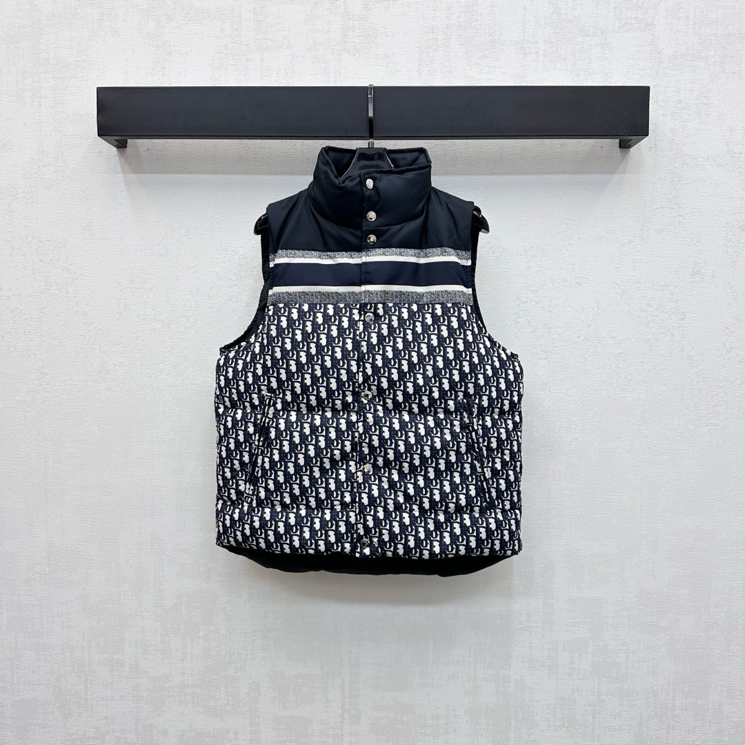 NO:494114,With dust bag Dio*2025 new product, the stand-up collar double-sided down vest is customized with custom YB nylon material, white goose down filling inside, the whole piece is light and warm, the classic long strip texture is combined with the iconic letter logo printing elements, highlighting the brand tone, use two-sided wear design to add layering, presenting high-end style taste, surface auxiliary materials development, stand-up collar lapel loose vest tailoring, not bloated, more wearable, warm and fashionable, get rid of traditional down bloated, the first choice for layering in autumn and winter, velvet filling standard: national standard 90 velvet filling: white goose down high version, dior, down jacket, alexander wang19860909配防尘袋Dio*2025新品上架立领双面羽绒马甲定制YB尼龙材质 内里白鹅绒填充 整件轻盈保暖 经典长条纹理配合标志性字母徽标印花元素 彰显品牌调性 沿用两面穿设计 增添造型层次感 呈现高级格调品味 面辅料开发 立领翻领宽松马甲剪裁 不显臃肿穿搭性更强 保暖与时髦一体 摆脱传统的羽绒臃肿 秋冬叠穿首选 充绒标准:国标90绒 充绒物:白鹅绒  高版本,,dior,down jacket,alexander wang,Women's clothing