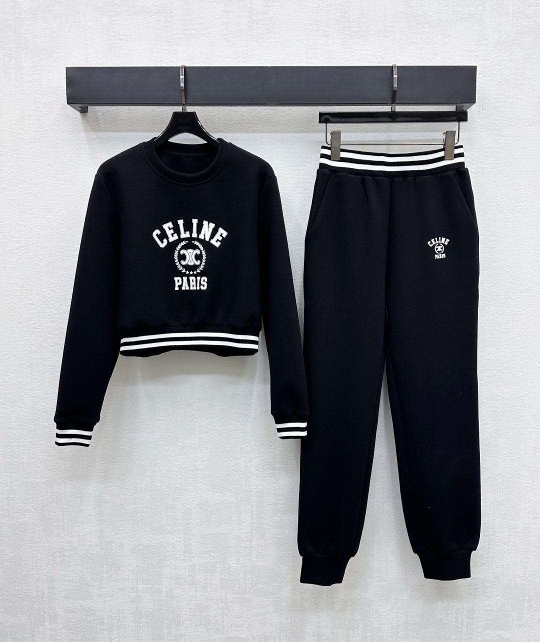 NO:494034,Celin*2025 new product is available on the shelves of round neck sweatshirt trousers set custom YB imported native cotton material comfortable and soft, fashionable outfit, striped contrasting color and edge details on the cuff hem to add layering, iconic letter printed logo decoration on the chest to highlight the brand tone, the overall style is low-key and textured, surface and auxiliary materials development, shorts sweatshirts are matched with the same series of elastic waist trousers suits, the logo elastic elastic band striped echoes up and down, the symmetrical pocket style is fashionable and practical, casual and fashionable, suitable for daily commuting and traveling, high version 2 colors, celine, hoodie, sweatshirts, shorts, alexander wang19860909Celin*2025新品上架圆领卫衣长裤套装定制YB进口原生全棉材质 舒适软糯 穿搭洋气 袖口下摆沿用条纹撞色包边细节 增添造型层次感 胸前融入标志性字母印花徽标装饰 彰显品牌调性 整体风格低调不失质感 面辅料开发 短裤卫衣搭配同系列弹力腰束脚长裤套装 徽标松紧弹力带条纹处理上下呼应 对称口袋版型时尚又实用 穿搭休闲时髦 通勤日常出行都适配  高版本2色,,celine,hoodie,sweatshirts,shorts,alexander wang,Women's clothing