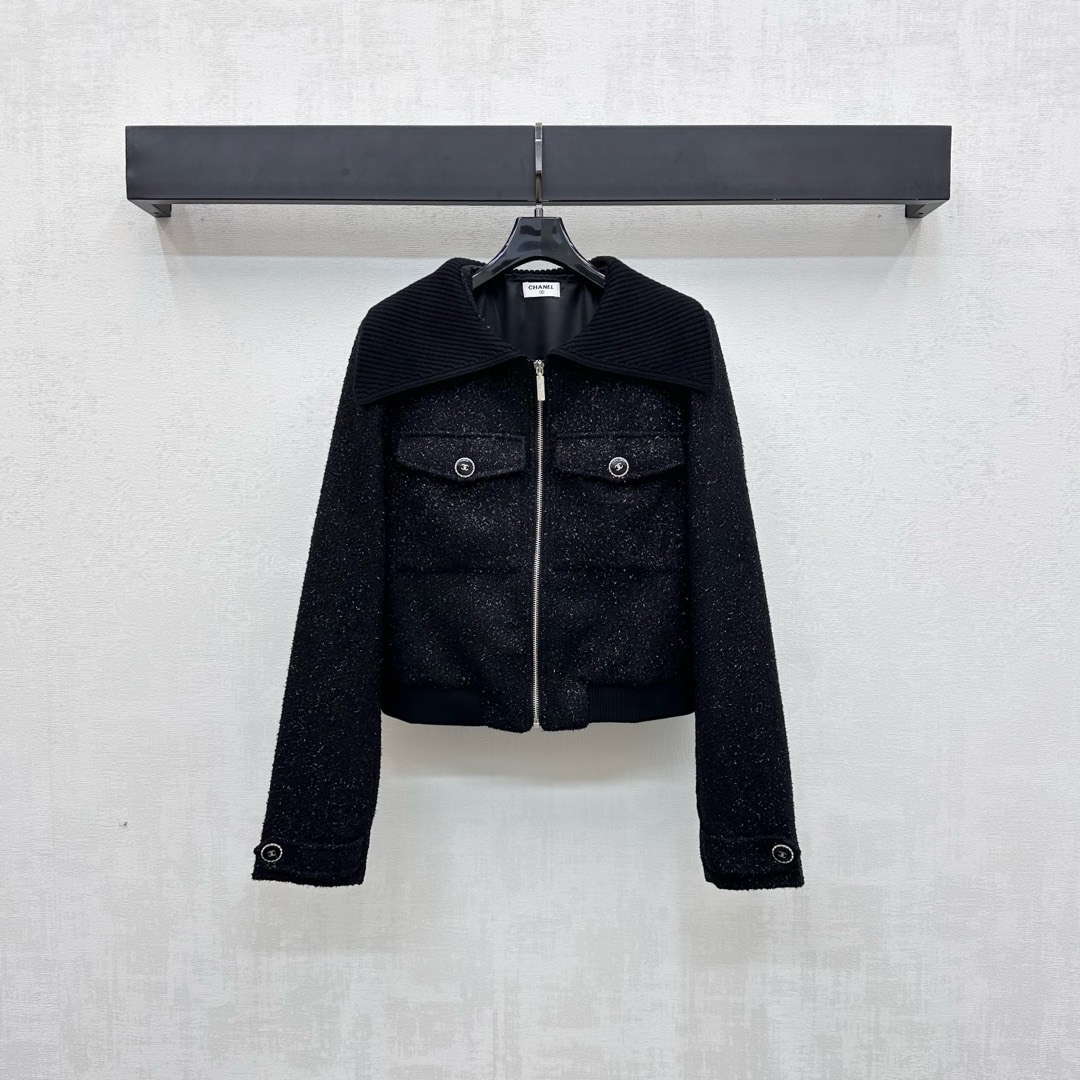 NO:494012,Chane*2025 new product is on the shelves of the shawl large lapel dress jacket custom YB imported coarse wool woolen material. The texture is obvious and the appearance is full. The whole body is pure black base and silver wire yarn interwoven to add a sense of styling. The front zipper is integrated with the iconic rhinestone letter decoration. It is decorated with symmetrical flip pockets and embellished with the letter round button design. It echoes the cuffs to highlight the brand tone. The surface accessories development. Lapel dress jacket tailoring. The upper body is high-end and noble. It can be easily matched on daily commuting and date outfits. High-end version 36 38 40,,chanel,jackets & coats,shawls,alexander wang19860909Chane*2025新品上架披肩大翻领洋装外套定制YB进口粗纺羊毛呢材质 肌理明显 品相十足 通体纯黑打底配合银丝纱线交织 增添造型层次感 前襟拉链融入标志性水钻字母装饰 配合对称翻盖口袋点缀字母圆扣设计 与袖口相互呼应 彰显品牌调性 面辅料开发 翻领洋装外套剪裁 上身高级显贵气 日常通勤约会穿搭都可轻松驾驭搭配 高版本36 38 40,,chanel,jackets & coats,shawls,alexander wang,Women's clothing