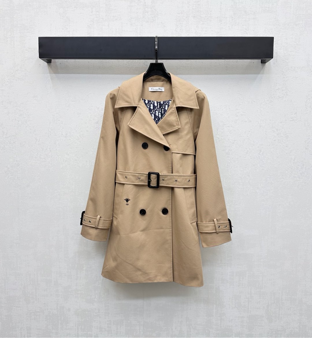 NO:494076,Dio*2025 new product lapel belt windbreaker jacket custom YB imported windbreaker material is crisp, comfortable and stylish. The brim is covered with iconic letter logo elements to highlight the brand tone. The opening button adjustment is matched with the belt adjustment design of the cloth waistband. Full of details and adds overall layering. Gun collar shape. The upper body is retro and high-end. The surface auxiliary material development. Lapel hooded windbreaker style. Early autumn fashionable and elegant windbreaker. Temperament charm. British elegant. High-end version 2 colors.,dior, jackets & coats,hats,alexander wang.19860909Dio*2025新品上架翻领腰带风衣外套定制YB进口风衣材质 挺括舒适有型 帽沿里布满铺标志性字母徽标元素 彰显品牌调性 开襟纽扣调节搭配本布腰带调节设计 细节感满满 增添整体层次感 枪驳领造型 上身复古高级 面辅料开发 翻领连帽风衣版型剪裁 早秋时尚优雅风衣 气质魅力英伦优雅  高版本2色,,dior,jackets & coats,hats,alexander wang,Women's clothing