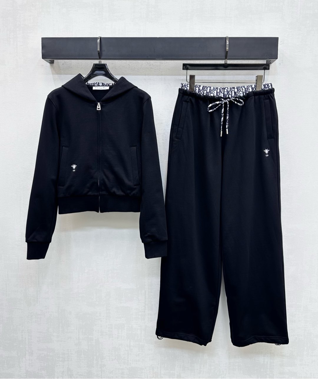 NO:494022,Dio*2025 new product hooded jacket wide-leg trouser suit customized YB imported twill cotton material breathable and comfortable, wide and stylish. The garment is decorated with CD bee embroidered logo. It is decorated with the brim lining and the iconic letter jacquard elements are integrated with the trouser waistband drawstrings. It shows the brand tone. The plaid zipper adjustment is matched with the symmetrical pocket insertion pattern design to add styling. The surface and auxiliary materials are developed. The hooded jacket is matched with the high-waist drawstring wide-leg trouser suit. The details are echoed up and down. The complete set is simple and casual. It is brilliant and fashionable. High-version, dior, jackets & coats,hats,alexander wang19860909Dio*2025新品上架连帽外套阔腿长裤套装定制YB进口斜纹全棉材质 透气舒适 挺阔有型 成衣融入CD蜜蜂刺绣徽标装点 配合帽沿里布融入标志性字母提花元素 与裤子腰封抽绳相互呼应 彰显品牌调性 开襟拉链调节搭配对称插兜版型设计 增添造型层次感 面辅料开发 连帽外套搭配高腰抽绳阔腿裤套装 细节上下呼应 成套搭配简约休闲 出彩时髦 高版本,,dior,jackets & coats,hats,alexander wang,Women's clothing