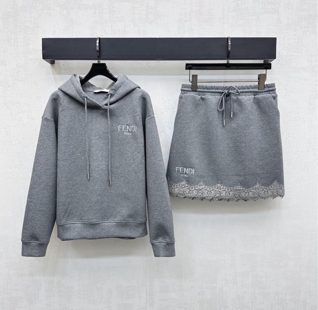 NO:494032,Fend*2025 new product is on the shelves of spliced ​​hooded tops and short skirts set. Customized YB imported air cotton material, breathable and comfortable, smooth and stylish. The brim is decorated with lace splicing design, which echoes the hem of the skirt to add layering. The ready-to-wear decoration is decorated with iconic letter embroidery logo to highlight the brand tone. The surface and accessories are developed. Hooded pullover sweatshirts with elastic waist skirt suit. The complete set is loose and fashionable. It can easily wear long legs. You can control your daily commute easily. High-end version, fendi, hoodie, sweatshirts, skirts, hats, alexander wang19860909Fend*2025新品上架拼接连帽上衣短裙套装 定制YB进口空气全棉材质 透气舒适 垂顺有型 帽沿饰以蕾丝拼接设计 与裙摆相互呼应 增添造型层次感 成衣饰以标志性字母刺绣徽标装点 彰显品牌调性 面辅料开发 连帽套头卫衣搭配弹力腰半裙套装 成套穿搭松弛时髦 轻松穿出长腿魅力 日常通勤随意驾驭  高版本,,fendi,hoodie,sweatshirts,skirts,hats,alexander wang,Women's clothing