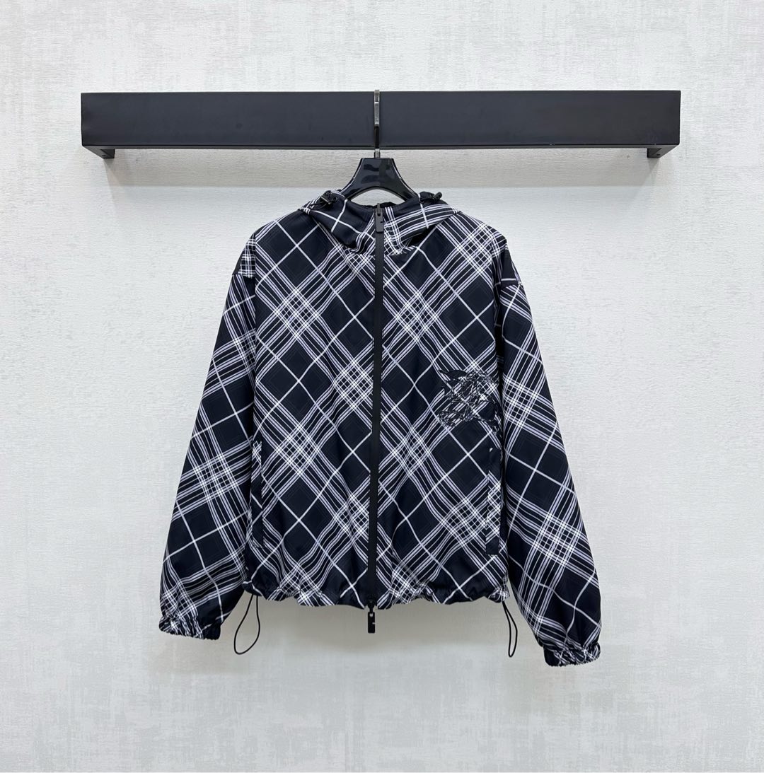 NO:494102,Bur BBR*2025 new product is available on the shelves of the hooded double-sided jacket customized YB imported recycled nylon material, crisp, comfortable and stylish, and is worn on the double-sided design. One side is classic plaid full-print pattern and the other side is simple solid color. It also echoes the chest logo war horse embroidery pattern, highlights the brand tone. The double-head zipper adjustment design is used to light up the details with the symmetrical pocket style to add layering of the styling material development Hooded jacket tailoring Daily commuting and casual wear of high-end British elegance. High-end 2 colors, burberry, jackets & coats, jackets & coats, hats, alexander wang19860909Bur BBR*2025新品上架连帽双面穿外套定制YB进口再生尼龙材质 挺括舒适有型 沿用双面可穿设计 一面经典格纹满印图案一面简约纯色 配合胸前标志战马刺绣图案同样呼应 彰显品牌调性 开襟双头拉链调节设计 配合对称口袋版型点亮细节 增添造型层次感 面辅料开发 连帽夹克外套剪裁 日常通勤随意穿搭高级英伦优雅 高版本2色,,burberry,jackets & coats,jackets & coats,hats,alexander wang,Women's clothing