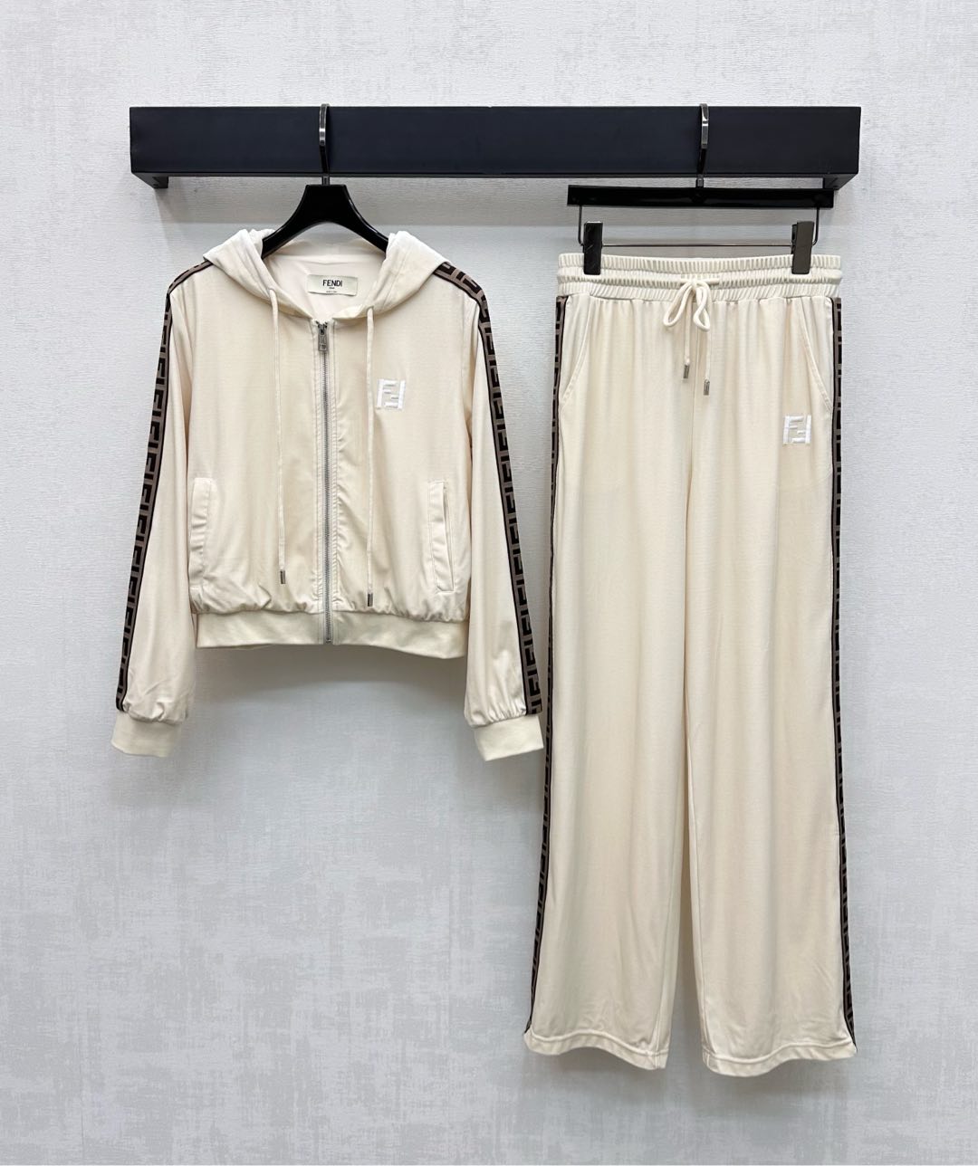 NO:494060,Fend*2025 new product hooded drawstring jacket trouser set custom YB imported velvet material breathable and comfortable and stylish. The garment is decorated with iconic letter embroidery logo. It is decorated with letter webbing on the sides of the sleeves and trousers. It forms a touch with the large body color to highlight the brand tone. The plaid zipper adjustment is used with elastic waist drawstring design. It is convenient to put on and take off and adds a sense of styling. The surface and auxiliary materials are developed. The hooded zipper jacket is matched with high-waist straight trouser set. The complete set is simple and casual. It can be easily controlled on daily commuting and dates. High-version 2 colors, fendi, jackets & coats,hats,alexander wang19860909Fend*2025新品上架连帽抽绳外套长裤套装定制YB进口丝绒材质 透气舒适有型 成衣融入标志性字母刺绣徽标装点 配合袖子裤腿俩侧饰以字母织带装饰 与大身颜色形成碰 彰显品牌调性 沿用开襟拉链调节搭配弹力腰抽绳设计 方便穿脱 增添造型层次感 面辅料开发 连帽拉链外套搭配高腰直筒长裤套装 成套穿搭简约休闲 日常通勤约会都可轻松驾驭   高版本2色,,fendi,jackets & coats,hats,alexander wang,Women's clothing