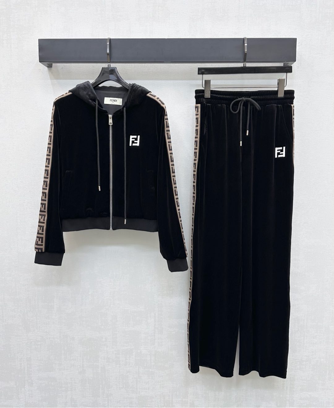 NO:494046,Fend*2025 new product hooded drawstring jacket trouser set custom YB imported velvet material breathable and comfortable and stylish. The garment is decorated with iconic letter embroidery logo. It is decorated with letter webbing on the sides of the sleeves and trousers. It forms a touch with the large body color to highlight the brand tone. The plaid zipper adjustment is used with elastic waist drawstring design. It is convenient to put on and take off and adds a sense of styling. The surface and auxiliary materials are developed. The hooded zipper jacket is matched with high-waist straight trouser set. The complete set is simple and casual. It can be easily controlled on daily commuting and dates. High-version 2 colors, fendi, jackets & coats,hats,alexander wang19860909Fend*2025新品上架连帽抽绳外套长裤套装定制YB进口丝绒材质 透气舒适有型 成衣融入标志性字母刺绣徽标装点 配合袖子裤腿俩侧饰以字母织带装饰 与大身颜色形成碰 彰显品牌调性 沿用开襟拉链调节搭配弹力腰抽绳设计 方便穿脱 增添造型层次感 面辅料开发 连帽拉链外套搭配高腰直筒长裤套装 成套穿搭简约休闲 日常通勤约会都可轻松驾驭   高版本2色,,fendi,jackets & coats,hats,alexander wang,Women's clothing