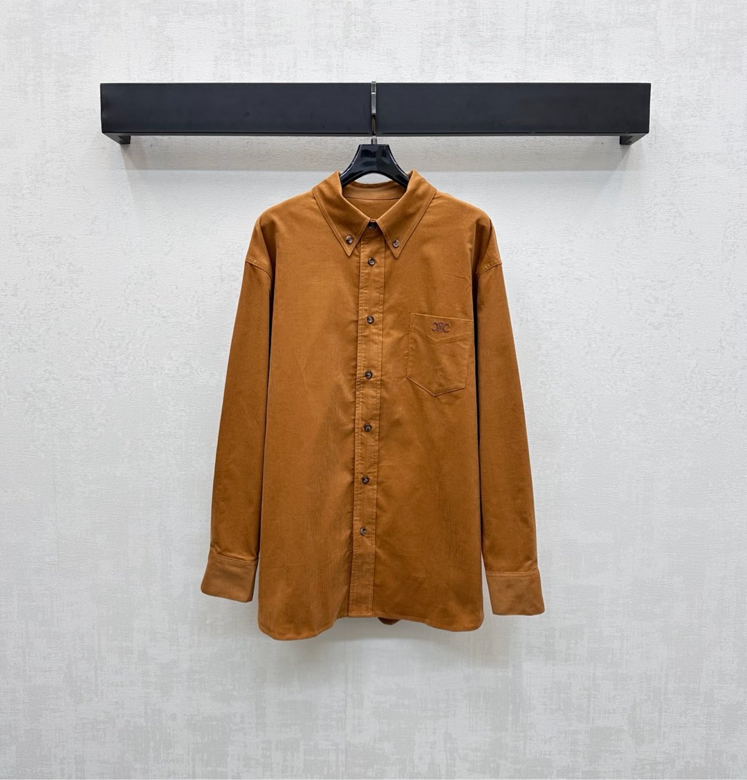 NO:494024,Celin*2025 new product lapel corduroy shirts are customized with YB imported corduroy cotton material. The texture is delicate and obvious. The texture is the vertical pit strip texture and the plaque buttons are adjusted to the lacquer design to add layering. The iconic embroidered letter logo is embroidered in the single side pocket on the chest to highlight the brand tone. The surface and auxiliary materials are developed. The lapel long-sleeved shirt tailoring. The inner wear is high-end and fashionable. You can easily control the matching of everyday commuting. High-end version, celine,shirts,alexander wang19860909Celin*2025新品上架翻领灯芯绒衬衫定制YB进口灯芯绒全棉材质 肌理细腻明显 通体竖坑条纹理配合开襟纽扣调节衣襟设计 增添造型层次感 胸前单侧口袋点缀标志性刺绣字母徽标 彰显品牌调性 面辅料开发 翻领长袖衬衣剪裁 单穿内搭高级时髦 日常通勤都可轻松驾驭搭配 高版本,,celine,shirts,alexander wang,Women's clothing