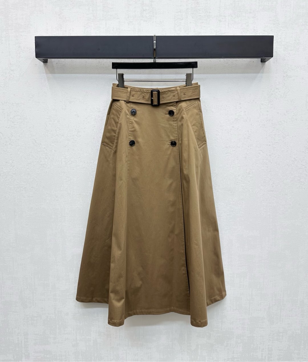 NO:494119,Bur BBR*2025 new product is available on the shelf belt pleated skirt. Customized YB imported twill cotton. Breathable and stylish. Voxel color is versatile and durable with the cloth belt and double-breasted one-piece plaid design. Add a sense of styling. Elegant temperament. It can also be neutral and relaxed. Iconic engraved letters. Logo button adjustment. Show brand tone. Face and auxiliary materials development. High waist mid-length skirt tailoring. Daily commuting. High-end British elegance. High-version 2 colors. Burberry, skirts, alexander wang.19860909Bur BBR*2025新品上架腰带压褶半裙定制YB进口斜纹全棉材质 透气有型 通体素色百搭耐看配合本布腰带和双排扣一片式开襟设计 增添造型层次感 可优雅气质 也可中性松弛 标志性刻印字母徽标纽扣调节 彰显品牌调性 面辅料开发 高腰中长半裙剪裁 日常通勤随意穿搭高级英伦优雅  高版本2色,,burberry,skirts,alexander wang,Women's clothing