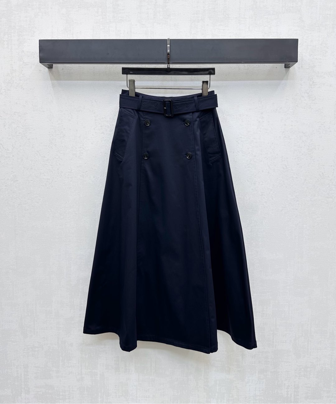 NO:494094,Bur BBR*2025 new product is available on the shelf belt pleated skirt. Customized YB imported twill cotton. Breathable and stylish. Voxel color is versatile and durable with the cloth belt and double-breasted one-piece plaid design. Add a sense of styling. Elegant temperament. It can also be neutral and relaxed. Iconic engraved letters. Logo button adjustment. Show brand tone. Face and auxiliary materials development. High waist mid-length skirt tailoring. Daily commuting. High-end British elegance. High-version 2 colors. Burberry, skirts, alexander wang.19860909Bur BBR*2025新品上架腰带压褶半裙定制YB进口斜纹全棉材质 透气有型 通体素色百搭耐看配合本布腰带和双排扣一片式开襟设计 增添造型层次感 可优雅气质 也可中性松弛 标志性刻印字母徽标纽扣调节 彰显品牌调性 面辅料开发 高腰中长半裙剪裁 日常通勤随意穿搭高级英伦优雅  高版本2色,,burberry,skirts,alexander wang,Women's clothing