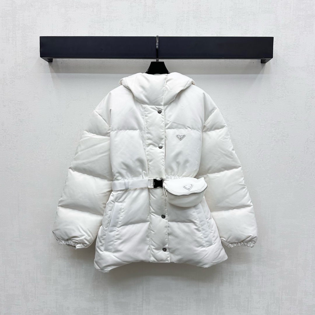 NO:494178,The new product with dust bag Prad*2025 is on the shelves with hooded belt down jacket customized YB imported recycled nylon material, warm and comfortable, white goose down filling in the inner lining, light and warm, double-head zipper design with engraving and snap button adjustment, adds a sense of styling, iconic triangle logo decoration on the chest, snap bag belt outlines the body proportions, highlights the brand tone, surface auxiliary material development, hooded mid-length jacket cut, the first choice for autumn and winter wear, velvet filling standard: national standard 90 velvet filling: white goose velvet high version 2 colors,,prada, jackets & coats,down jacket,hats,alexander wang19860909配防尘袋Prad*2025新品上架连帽腰带羽绒服定制YB进口再生尼龙材质 保暖舒适 内里白鹅绒填充 轻盈保暖 开襟双头拉链设计配合刻印按扣调节处理 增添造型层次感 胸前点缀标志性三角徽标装饰 卡扣包包腰带勾勒修饰身型比例 彰显品牌调性 面辅料开发 连帽中长款外套剪裁 秋冬必备穿搭首选 充绒标准:国标90绒 充绒物:白鹅绒 高版本2色,,prada,jackets & coats,down jacket,hats,alexander wang,Women's clothing