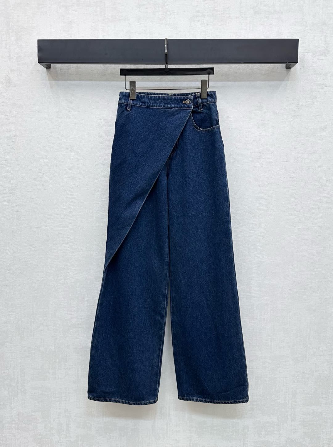 NO:494130,Dio*2025 new product launches fake two-piece skirt-edged denim trousers customized YB imported twill cotton denim material, comfortable texture, crisp and stylish, fake two-piece layered design, one-piece shading shape, paired with symmetrical pocket style, add overall layering, ready-to-wear lining is covered with iconic letter printing elements, echoing the back hip letter logo decoration, highlighting the brand tone, full of fashionable, full white bright line contour adds design highlights, high-end fashion, surface auxiliary material development, high-waist buckle straight pants tailoring, casually matched, high-end version, dior, skirts, alexander wang19860909Dio*2025新品上架假两件裙边牛仔长裤定制YB进口斜纹棉牛仔材质 质感舒适 挺括有型 假两件叠穿设计 一片式遮挡造型 搭配对称口袋版型装点 增添整体层次感 成衣里布铺满标志性字母印花元素 呼应后臀字母徽标装饰 彰显品牌调性 洋气十足 通体白色明线轮廓增加设计亮点 高级洋气 面辅料开发 高腰系扣直筒裤剪裁 随意搭配洋气十足  高版本,,dior,skirts,alexander wang,Women's clothing