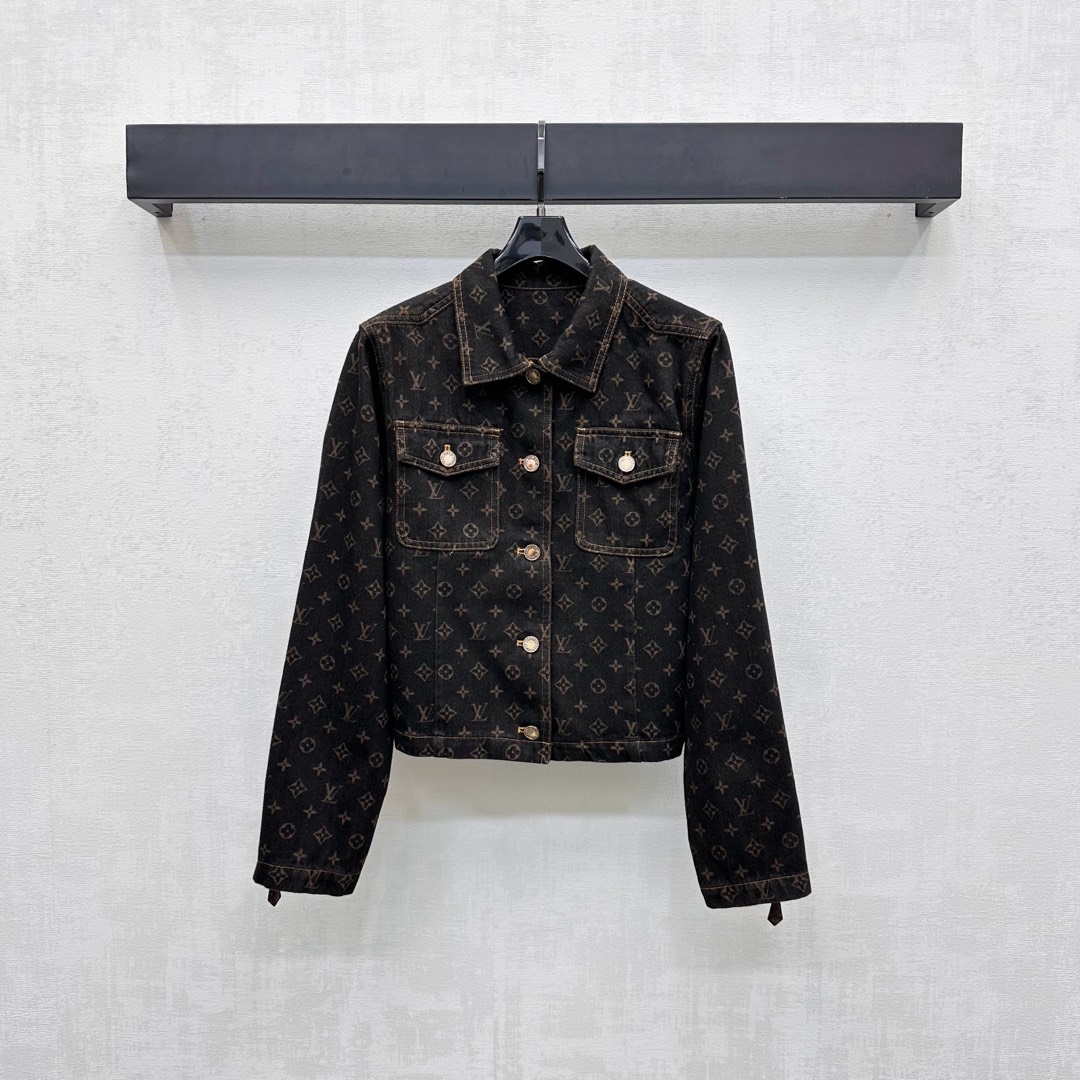 NO:497204,Louis Vuitto*2025 new product launches laser lapel denim jacket customized YB imported twill cotton denim material soft and comfortable Enzyme wash not easy to dye and decolorize, full-print four-leaf clover letter logo elements, yellow bright line contour adds design highlights, highlights the brand tone, open button adjustment with chest flip pocket decoration and cuff zipper leather buckle design, adds styling layering, surface auxiliary material development Lapel jacket jacket tailoring can be matched with trousers in the same series, complete set retro and high-end, loose and fashionable, high-end version,,louis vuitton, jackets & coats, jackets & coats, alexander wang19860909Louis Vuitto*2025新品上架激光翻领牛仔外套定制YB进口斜纹棉牛仔材质 柔软舒适 酵素水洗不易染色脱色 通体满印四叶草字母徽标元素 黄色明线轮廓增加设计亮点 彰显品牌调性 开襟纽扣调节配合胸前翻盖口袋装饰与袖口拉链皮扣设计 增添造型层次感 面辅料开发 翻领夹克外套剪裁 可搭配同系列长裤 成套穿搭复古高级 松弛时髦  高版本,,louis vuitton,jackets & coats,jackets & coats,alexander wang,Women's clothing
