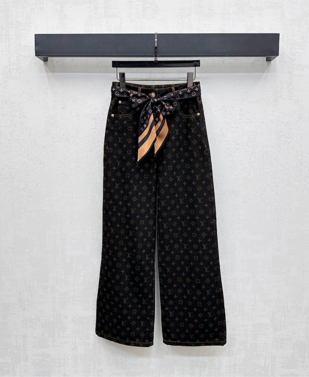 NO:497201,Louis Vuitto*2025 new product launches laser scarf jean trousers customized YB imported twill cotton denim material soft and comfortable Enzyme wash not easy to dye and decolorize High-waist buckle symmetrical pocket style design Combined with waist scarf lace adjustment to outline body shape to add layered styling, full-print four-leaf clover letter logo elements to highlight the brand tone Face and auxiliary materials development High-waist straight trousers cut can be matched with jackets in the same series Complete sets of outfits retro and high-end loose and fashionable High-version, louis vuitton, jackets & coats,alexander wang19860909Louis Vuitto*2025新品上架激光丝巾牛仔长裤定制YB进口斜纹棉牛仔材质 柔软舒适 酵素水洗不易染色脱色 高腰系扣对称口袋版型设计 配合腰间丝巾系带调节修饰勾勒身型 增添造型层次感 通体满印四叶草字母徽标元素 彰显品牌调性 面辅料开发 高腰直筒长裤剪裁 可搭配同系列外套 成套穿搭复古高级 松弛时髦  高版本,,louis vuitton,jackets & coats,alexander wang,Women's clothing