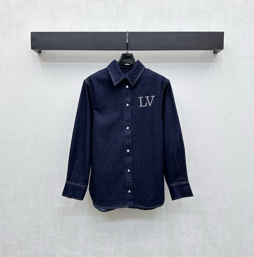 NO:495562,Louis Vuitto*2025 new product launches on the shelves of the denim shirt with a custom YB imported twill cotton denim material, full texture, washable retro dark blue, loose straight-fitting body, decorated with the iconic denim letter logo of the chest, front and back, highlighting the brand tone, yellow, double-line contour cut and plaid snap adjustment design, adding layering of the styling, simple and high-end, surface auxiliary material development, lapel long-sleeved shirt cut, can be matched with the same series of straight trousers, complete sets of fashionable and fashionable, can also be purchased separately, high-end, louis vuitton,shirts,alexander wang19860909Louis Vuitto*2025新品上架烫钻字母牛仔衬衣定制YB进口斜纹全棉牛仔材质 质感十足 水洗复古深蓝色 宽松直筒版型包容身材 饰以胸前后背标志性烫钻字母徽标装饰 彰显品牌调性 通体黄色双线轮廓裁剪配合开襟按扣调节设计 增添造型层次感 简约高级 面辅料开发 翻领长袖衬衫剪裁 可搭配同系列直筒长裤 成套穿搭时髦洋气 也可分开购入搭配 高版本,,louis vuitton,shirts,alexander wang,Women's clothing