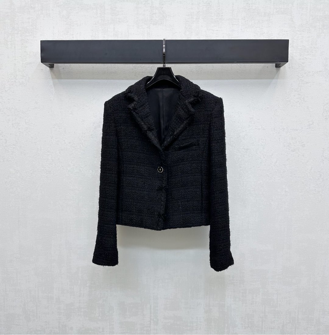 NO:494205,Chane*2025 new product is on the shelves of lapel bow wool dress custom YB imported coarse wool material with high texture and full quality. The front shoulder pad design fits the human body and makes it look slender and upright. The whole body is made of silver silk yarn interwoven textures spread throughout the body. Combined with the three-dimensional velvet bow design, it adds a sense of styling and layering the front closure and the iconic double C closure buttons light up the details, echoing the cuffs, demonstrating the brand tone, surface auxiliary material development, gun repel lapel dress jacket tailoring, intellectual and gentle upper body, the best choice for formal occasions, High-end version 36 38 40,,chanel, jackets & coats,alexander wang19860909Chane*2025新品上架翻领蝴蝶结编织洋装定制YB进口粗纺羊毛呢材质 质感高级 品相十足 正肩垫肩设计贴合人体 更显身姿纤细挺拔 通体利用银丝纱线交织纹理满铺于全身 配合立体丝绒蝴蝶结设计 增添造型层次感前襟刻印标志性双C襟扣点亮细节 与袖口相互呼应 彰显品牌调性 面辅料开发 枪驳翻领洋装外套剪裁 上身知性温柔 出席正式场合的不二之选  高版本36 38 40,,chanel,jackets & coats,alexander wang,Women's clothing