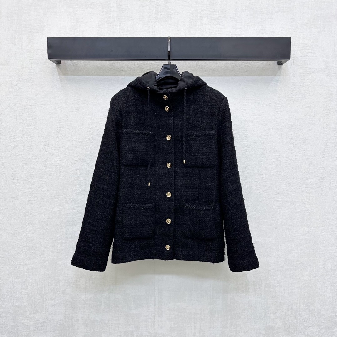 NO:494219,Chane*2025 new product is on the shelves of the detachable hooded coarse jacket, customized YB imported wool rough wool, with obvious texture and superior texture, creating a famous style of Xiangjia celebrity style. Contoured with the front shoulder style, with multiple symmetrical pocket design of detachable hooded multi-symmetrical pocket design, details and elegant atmosphere, adding layered texture, with the whole body, the texture is obvious, showing luxury and temperament, with the front engraved iconic double C letter logo decoration, rich details, surface auxiliary materials development, hooded dress jacket tailoring, the first choice for all seasons, a fashionable and stylish jacket that can be salty or sweet, high-end version 36 38 40,,chanel,chanel,jackets & coats,hats,alexander wang19860909Chane*2025新品上架可拆卸连帽粗纺外套定制YB进口羊毛呢粗纺材质 肌理明显 质感上乘 打造香家名媛风典范 廓形正肩版型 配合可拆卸连帽多重对称口袋设计 细节与优雅气息碰撞 增添造型层次感 通体穿插银丝编织肌理感明显 尽显奢华又不失气质 配合前襟刻印标志性双C字母徽标装饰 丰富细节 面辅料开发 连帽洋装外套剪裁 四季时髦精穿搭首选 一款可盐可甜时髦外套 高版本36 38 40,,chanel,chanel,jackets & coats,hats,alexander wang,Women's clothing