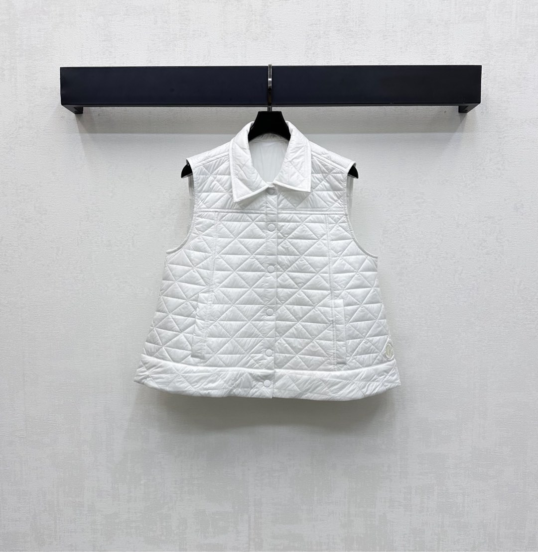 NO:494143,Moncle*2025 new product launches on the shelves of rattan plaid cotton vest custom YB imported windproof and waterproof nylon material, inner down cotton filling, the whole piece is light and warm, the whole body rattan plaid texture, combined with the front engraved letters and snap button adjustment design, add layering, waist embellishment iconic badge decoration, highlight the brand tone, the hem presents an A-shaped exterior expansion, fashionable outfit without being bloated, surface auxiliary material development, lapel thin vest tailoring, autumn and winter layering, high version 3 colors 1 2 3,, down jacket, alexander wang19860909Moncle*2025新品上架藤格纹棉服马甲定制YB进口防风防水尼龙材质 内里羽绒棉填充 整件轻盈保暖 通体藤格纹纹理 配合前襟刻印字母按扣调节设计 增添造型层次感 腰侧点缀标志性徽章装饰 彰显品牌调性 衣摆呈现A字外扩造型 穿搭时髦不显臃肿 面辅料开发 翻领薄款马甲剪裁 秋冬叠穿首选 高版本3色1 2 3,,down jacket,alexander wang,Women's clothing