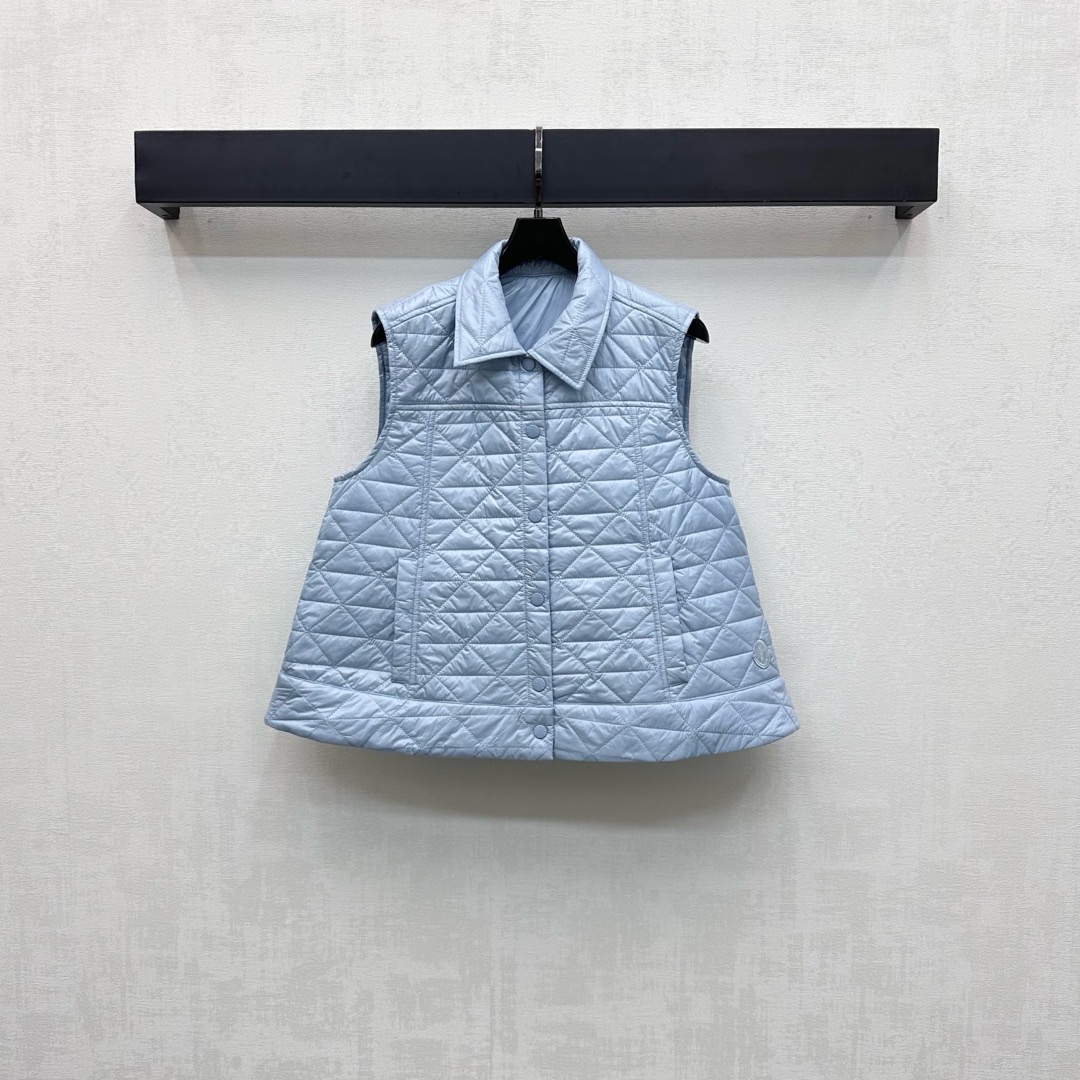 NO:494155,Moncle*2025 new product launches on the shelves of rattan plaid cotton vest custom YB imported windproof and waterproof nylon material, inner down cotton filling, the whole piece is light and warm, the whole body rattan plaid texture, combined with the front engraved letters and snap button adjustment design, add layering, waist embellishment iconic badge decoration, highlight the brand tone, the hem presents an A-shaped exterior expansion, fashionable outfit without being bloated, surface auxiliary material development, lapel thin vest tailoring, autumn and winter layering, high version 3 colors 1 2 3,, down jacket, alexander wang19860909Moncle*2025新品上架藤格纹棉服马甲定制YB进口防风防水尼龙材质 内里羽绒棉填充 整件轻盈保暖 通体藤格纹纹理 配合前襟刻印字母按扣调节设计 增添造型层次感 腰侧点缀标志性徽章装饰 彰显品牌调性 衣摆呈现A字外扩造型 穿搭时髦不显臃肿 面辅料开发 翻领薄款马甲剪裁 秋冬叠穿首选 高版本3色1 2 3,,down jacket,alexander wang,Women's clothing