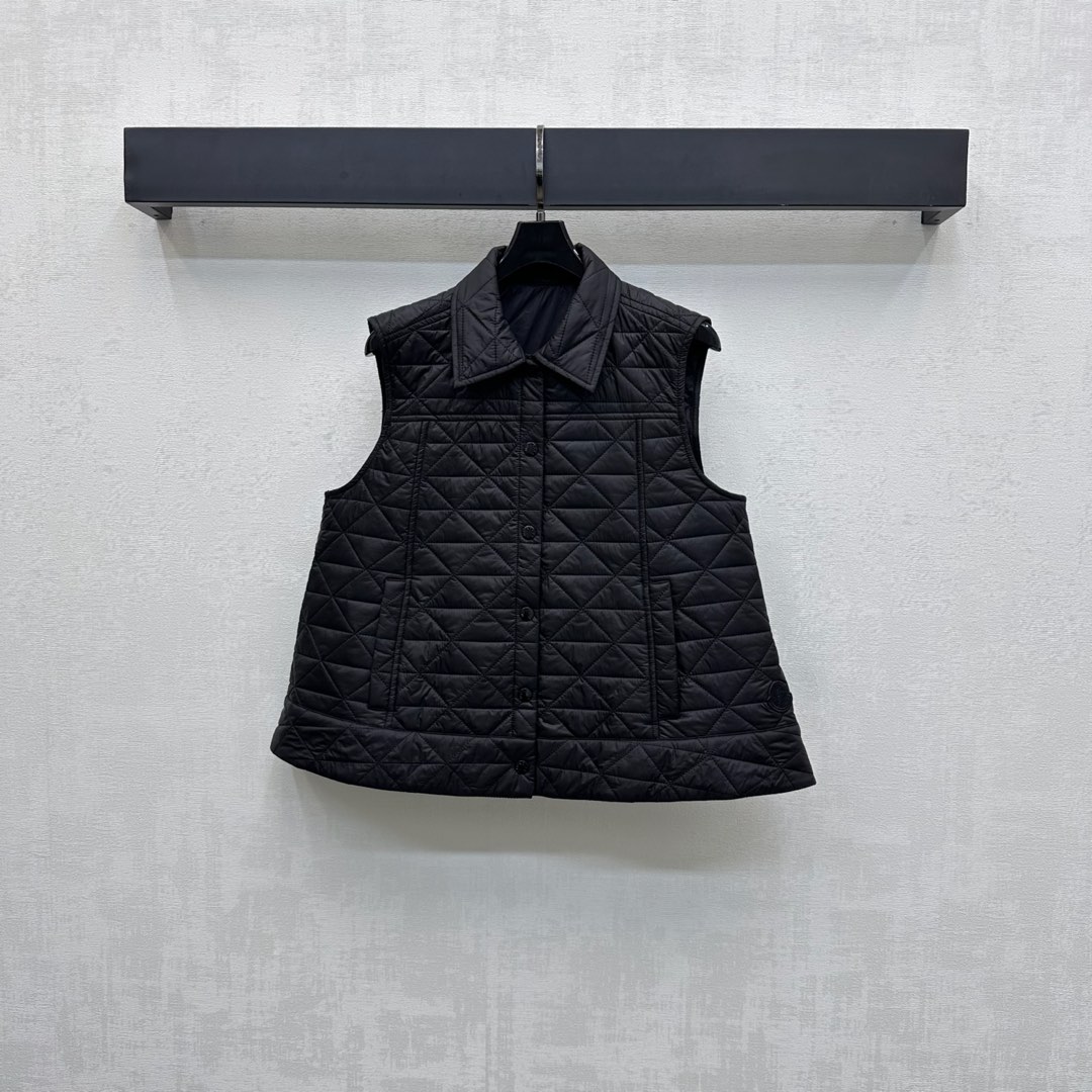 NO:494167,Moncle*2025 new product launches on the shelves of rattan plaid cotton vest custom YB imported windproof and waterproof nylon material, inner down cotton filling, the whole piece is light and warm, the whole body rattan plaid texture, combined with the front engraved letters and snap button adjustment design, add layering, waist embellishment iconic badge decoration, highlight the brand tone, the hem presents an A-shaped exterior expansion, fashionable outfit without being bloated, surface auxiliary material development, lapel thin vest tailoring, autumn and winter layering, high version 3 colors 1 2 3,, down jacket, alexander wang19860909Moncle*2025新品上架藤格纹棉服马甲定制YB进口防风防水尼龙材质 内里羽绒棉填充 整件轻盈保暖 通体藤格纹纹理 配合前襟刻印字母按扣调节设计 增添造型层次感 腰侧点缀标志性徽章装饰 彰显品牌调性 衣摆呈现A字外扩造型 穿搭时髦不显臃肿 面辅料开发 翻领薄款马甲剪裁 秋冬叠穿首选 高版本3色1 2 3,,down jacket,alexander wang,Women's clothing