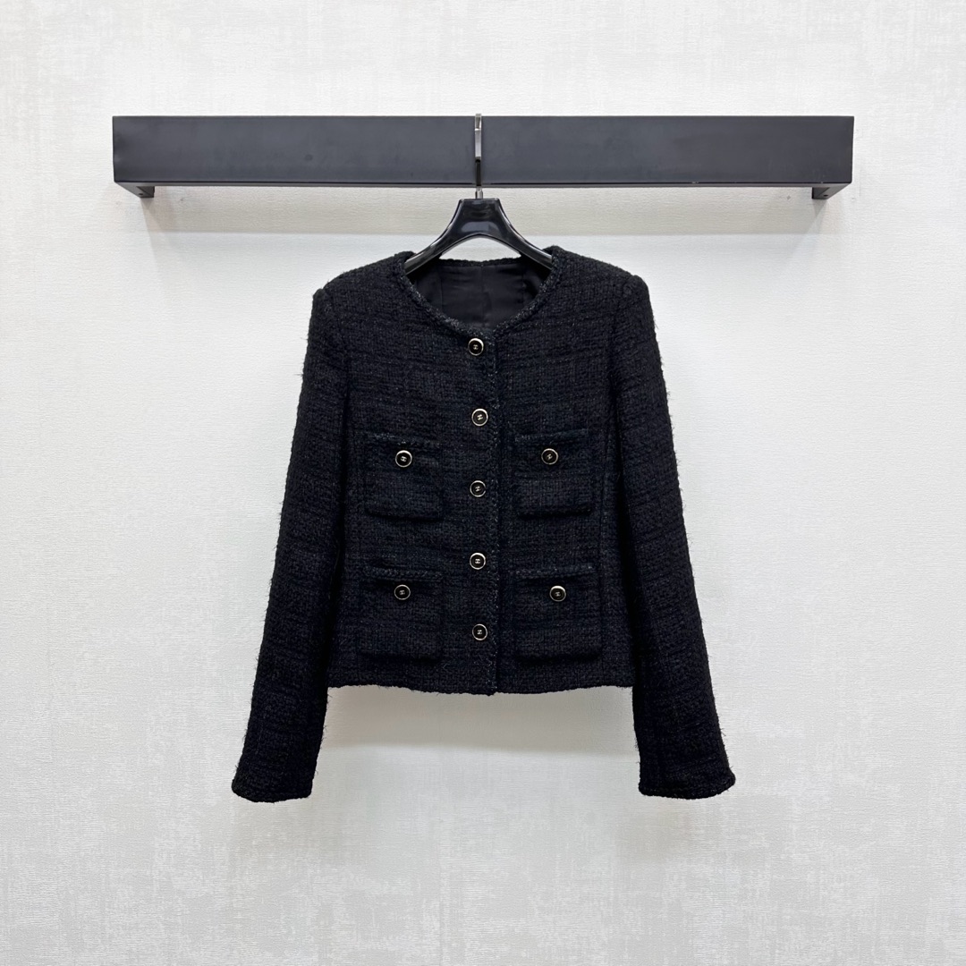 NO:494236,Chane*2025 new product is available on the shelves of round neck rough-spoken dress jackets. Customized YB imported wool rough-spoken material. The texture is obvious and the texture is superior. Create a model of Xiangjia celebrity style. The silhouette shoulder-shaped style. With multiple symmetrical pocket design, the details and elegant atmosphere collide to add layering of the shape. The texture of the silver wire is interspersed throughout the body, showing luxury and temperament. With the front engraved iconic double C letter logo decoration, rich details. The development of surface accessories. Round neck dress jacket tailoring. The first choice for all seasons. A fashionable and stylish jacket that can be salty or sweet. High-end version 36 38 40,,chanel,chanel,jackets & coats,alexander wang19860909Chane*2025新品上架圆领粗纺洋装外套定制YB进口羊毛呢粗纺材质 肌理明显 质感上乘 打造香家名媛风典范 廓形正肩版型 配合多重对称口袋设计 细节与优雅气息碰撞 增添造型层次感 通体穿插银丝编织肌理感明显 尽显奢华又不失气质 配合前襟刻印标志性双C字母徽标装饰 丰富细节 面辅料开发 圆领洋装外套剪裁 四季时髦精穿搭首选 一款可盐可甜时髦外套 高版本36 38 40,,chanel,chanel,jackets & coats,alexander wang,Women's clothing