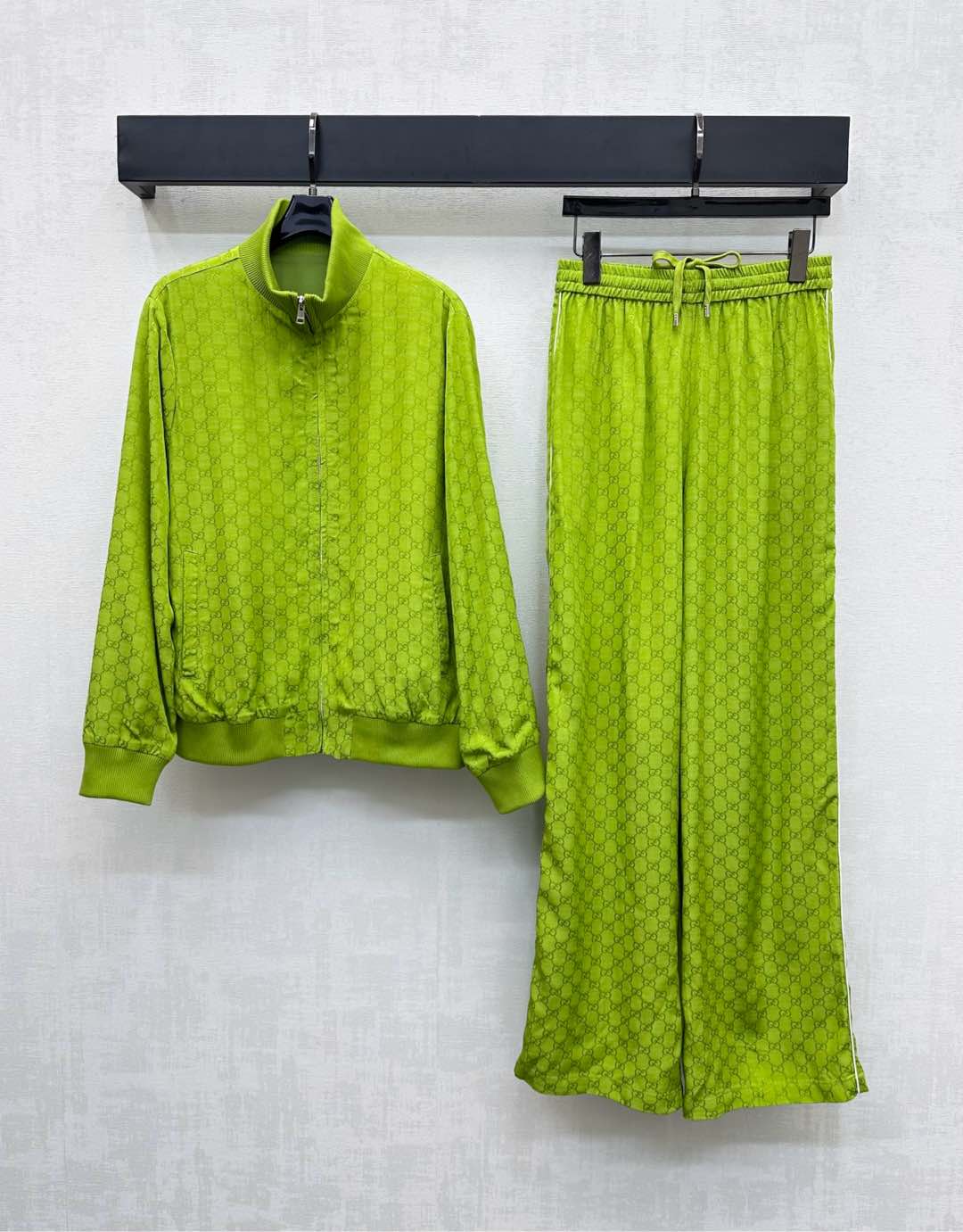 NO:494192,Gucc*2025 new product launches jacquard jacket jacket trousers set custom YB imported jacquard material glossy and squished neck cuffs and hem are treated with elastic threads to add layering to the shape. Double G jacquard logo elements are all covered with brand tone. Face and accessories are developed. Stand-collar jacket jacket is paired with wide-leg trousers in the same series. The set is brilliant and fashionable. High-version, gucci, jackets & coats, jackets & coats, alexander wang19860909Gucc*2025新品上架提花夹克外套长裤套装定制YB进口提花材质 光泽垂顺 领口袖口和下摆饰以弹性螺纹包边处理 增添造型层次感 通体满铺双G提花徽标元素 彰显品牌调性 面辅料开发 立领夹克外套搭配同系列阔腿长裤 成套穿搭出彩时髦  高版本,,gucci,jackets & coats,jackets & coats,alexander wang,Women's clothing