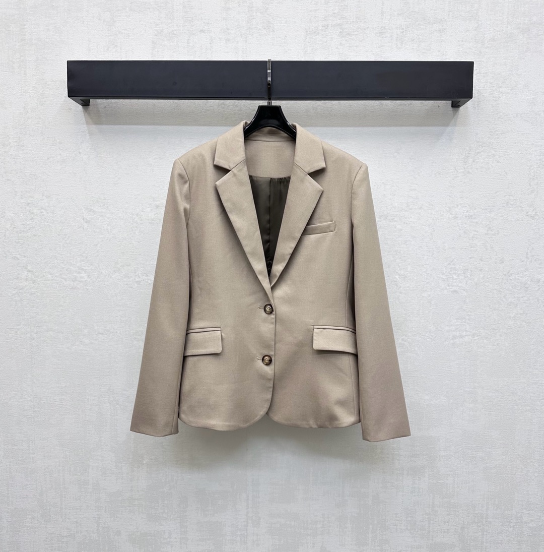 NO:494179,Loew*2025 new product lapel belt suit jacket customized YB imported blended wool material, full texture, stronger texture, high-quality appearance, use the gun crane and leather belt to adjust the pleated shape and decoration, highlight the brand tone, open-clad button symmetrical flip pocket style design, add styling layering, surface auxiliary material development, lapel front shoulder suit jacket tailoring, can be matched with mid-length trousers in the same series, complete sets of outfits to accommodate body shape and not picky about body shape, fashionable and relaxed upper body, first choice for early autumn outfits, high-version 2 colors,,loewe, jackets & coats, business suit,alexander wang19860909Loew*2025新品上架翻领腰带西装外套定制YB进口混纺羊毛材质 质感十足 纹理肌感更强 品相高级 沿用枪驳领配合后腰下摆皮革腰带调节压褶造型装饰 彰显品牌调性 开襟纽扣对称翻盖口袋版型设计 增添造型层次感 面辅料开发 翻领正肩西装外套剪裁 可搭配同系列中长裤 成套穿搭包容身形不挑身材 上身洋气松弛 早秋穿搭首选  高版本2色,,loewe,jackets & coats,business suit,alexander wang,Women's clothing