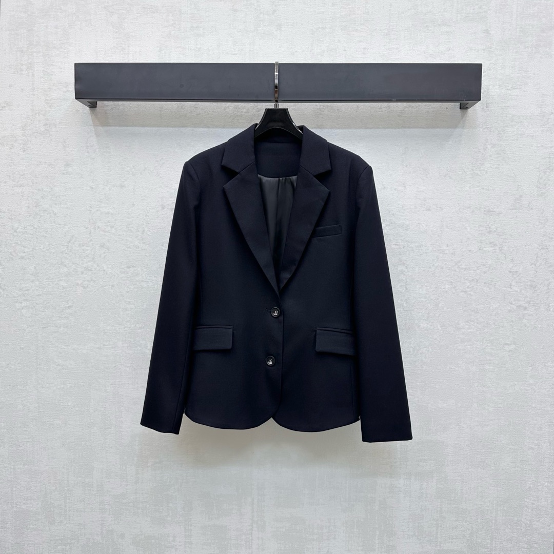 NO:494157,Loew*2025 new product lapel belt suit jacket customized YB imported blended wool material, full texture, stronger texture, high-quality appearance, use the gun crane and leather belt to adjust the pleated shape and decoration, highlight the brand tone, open-clad button symmetrical flip pocket style design, add styling layering, surface auxiliary material development, lapel front shoulder suit jacket tailoring, can be matched with mid-length trousers in the same series, complete sets of outfits to accommodate body shape and not picky about body shape, fashionable and relaxed upper body, first choice for early autumn outfits, high-version 2 colors,,loewe, jackets & coats, business suit,alexander wang19860909Loew*2025新品上架翻领腰带西装外套定制YB进口混纺羊毛材质 质感十足 纹理肌感更强 品相高级 沿用枪驳领配合后腰下摆皮革腰带调节压褶造型装饰 彰显品牌调性 开襟纽扣对称翻盖口袋版型设计 增添造型层次感 面辅料开发 翻领正肩西装外套剪裁 可搭配同系列中长裤 成套穿搭包容身形不挑身材 上身洋气松弛 早秋穿搭首选  高版本2色,,loewe,jackets & coats,business suit,alexander wang,Women's clothing