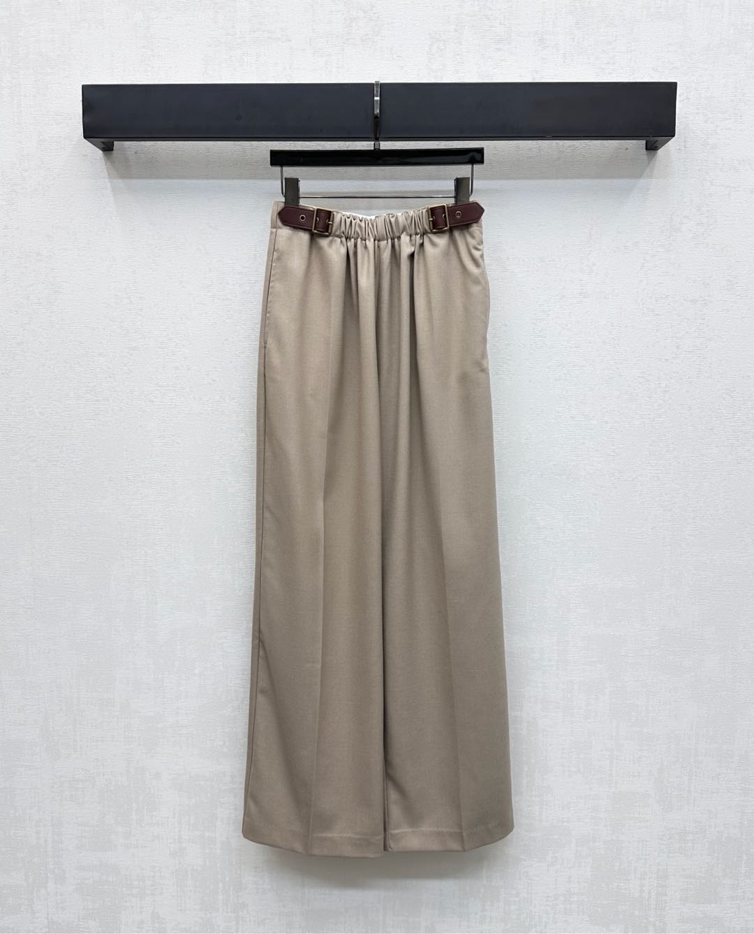 NO:494169,Loew*2025 new product is available for belt suit wide-leg trousers customized YB imported blended wool material, full texture, stronger texture, high-quality appearance, voxel color cut and pleated styling design, adjustable with leather belt, add layered styling, iconic letters and leather logo decoration on the back waist, highlight the brand tone, surface auxiliary material development, high waist wide-leg straight trousers tailored, can be matched with the same series of suit jackets, complete sets of outfits to accommodate body shape and not picky about figure, fashionable and relaxed upper body, first choice for early autumn outfits, high version 2 colors L,,loewe, jackets & coats, business suit, alexander wang19860909Loew*2025新品上架腰带西装阔腿长裤定制YB进口混纺羊毛材质 质感十足 纹理肌感更强 品相高级 通体素色裁剪压褶造型设计 配合皮革腰带调节 增添造型层次感 后腰点缀标志性字母皮标装饰 彰显品牌调性 面辅料开发 高腰阔腿直筒长裤剪裁 可搭配同系列西装外套 成套穿搭包容身形不挑身材 上身洋气松弛 早秋穿搭首选  高版本2色L,,loewe,jackets & coats,business suit,alexander wang,Women's clothing