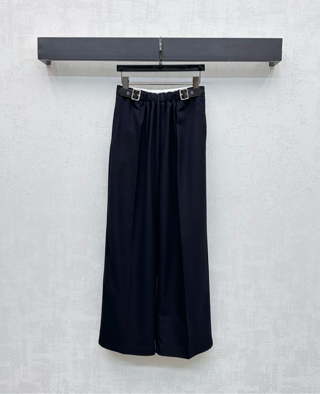 NO:494204,Loew*2025 new product is available for belt suit wide-leg trousers customized YB imported blended wool material, full texture, stronger texture, high-quality appearance, voxel color cut and pleated styling design, adjustable with leather belt, add layered styling, signature letters and leather logo decoration on the back waist, highlight the brand tone, surface auxiliary material development, high waist wide-leg straight trousers tailored, can be matched with the same series of suit jackets, complete sets of outfits to accommodate body shape and not picky about figure, fashionable and relaxed upper body, first choice for early autumn outfits, high version 2 colors,,loewe, jackets & coats, business suit,alexander wang19860909Loew*2025新品上架腰带西装阔腿长裤定制YB进口混纺羊毛材质 质感十足 纹理肌感更强 品相高级 通体素色裁剪压褶造型设计 配合皮革腰带调节 增添造型层次感 后腰点缀标志性字母皮标装饰 彰显品牌调性 面辅料开发 高腰阔腿直筒长裤剪裁 可搭配同系列西装外套 成套穿搭包容身形不挑身材 上身洋气松弛 早秋穿搭首选  高版本2色,,loewe,jackets & coats,business suit,alexander wang,Women's clothing