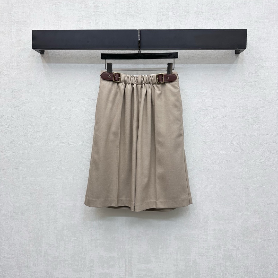 NO:494185,Loew*2025 new product is available on the shelves belt suit and mid-trousers custom YB imported blended wool material, full texture, stronger texture and high-quality appearance, voxel color cut and pleated styling design, with leather belt adjustment, add layered styling, iconic letters and leather label decoration on the back waist, highlighting the brand tone, surface auxiliary material development, high waist wide-leg mid-trousers tailoring, can be matched with the same series of suit jackets, complete sets of outfits to accommodate the body without picking on the figure, fashionable and relaxed upper body, first choice for early autumn outfits, high version 2 colors,,loewe, jackets & coats, business suit,alexander wang19860909Loew*2025新品上架腰带西装中裤定制YB进口混纺羊毛材质 质感十足 纹理肌感更强 品相高级 通体素色裁剪压褶造型设计 配合皮革腰带调节 增添造型层次感 后腰点缀标志性字母皮标装饰 彰显品牌调性 面辅料开发 高腰阔腿中裤剪裁 可搭配同系列西装外套 成套穿搭包容身形不挑身材 上身洋气松弛 早秋穿搭首选  高版本2色,,loewe,jackets & coats,business suit,alexander wang,Women's clothing