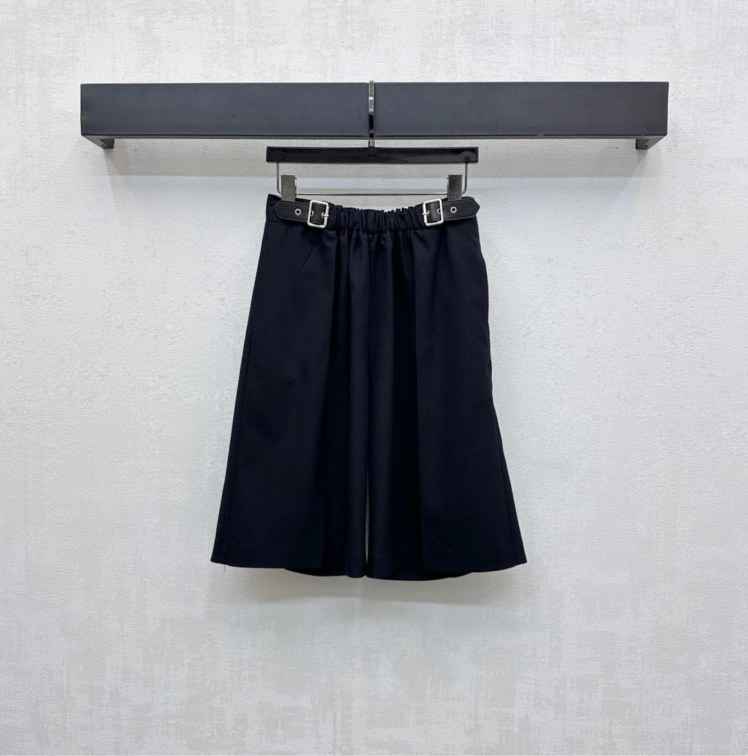 NO:494197,Loew*2025 new product is available on the shelves belt suit and mid-trousers custom YB imported blended wool material, full texture, stronger texture and high-quality appearance, voxel color cut and pleated styling design, with leather belt adjustment, add layered styling, iconic letters and leather label decoration on the back waist, highlighting the brand tone, surface auxiliary material development, high waist wide-leg mid-trousers tailoring, can be matched with the same series of suit jackets, complete sets of outfits to accommodate the body without picking on the figure, fashionable and relaxed upper body, first choice for early autumn outfits, high version 2 colors,,loewe, jackets & coats, business suit,alexander wang19860909Loew*2025新品上架腰带西装中裤定制YB进口混纺羊毛材质 质感十足 纹理肌感更强 品相高级 通体素色裁剪压褶造型设计 配合皮革腰带调节 增添造型层次感 后腰点缀标志性字母皮标装饰 彰显品牌调性 面辅料开发 高腰阔腿中裤剪裁 可搭配同系列西装外套 成套穿搭包容身形不挑身材 上身洋气松弛 早秋穿搭首选  高版本2色,,loewe,jackets & coats,business suit,alexander wang,Women's clothing