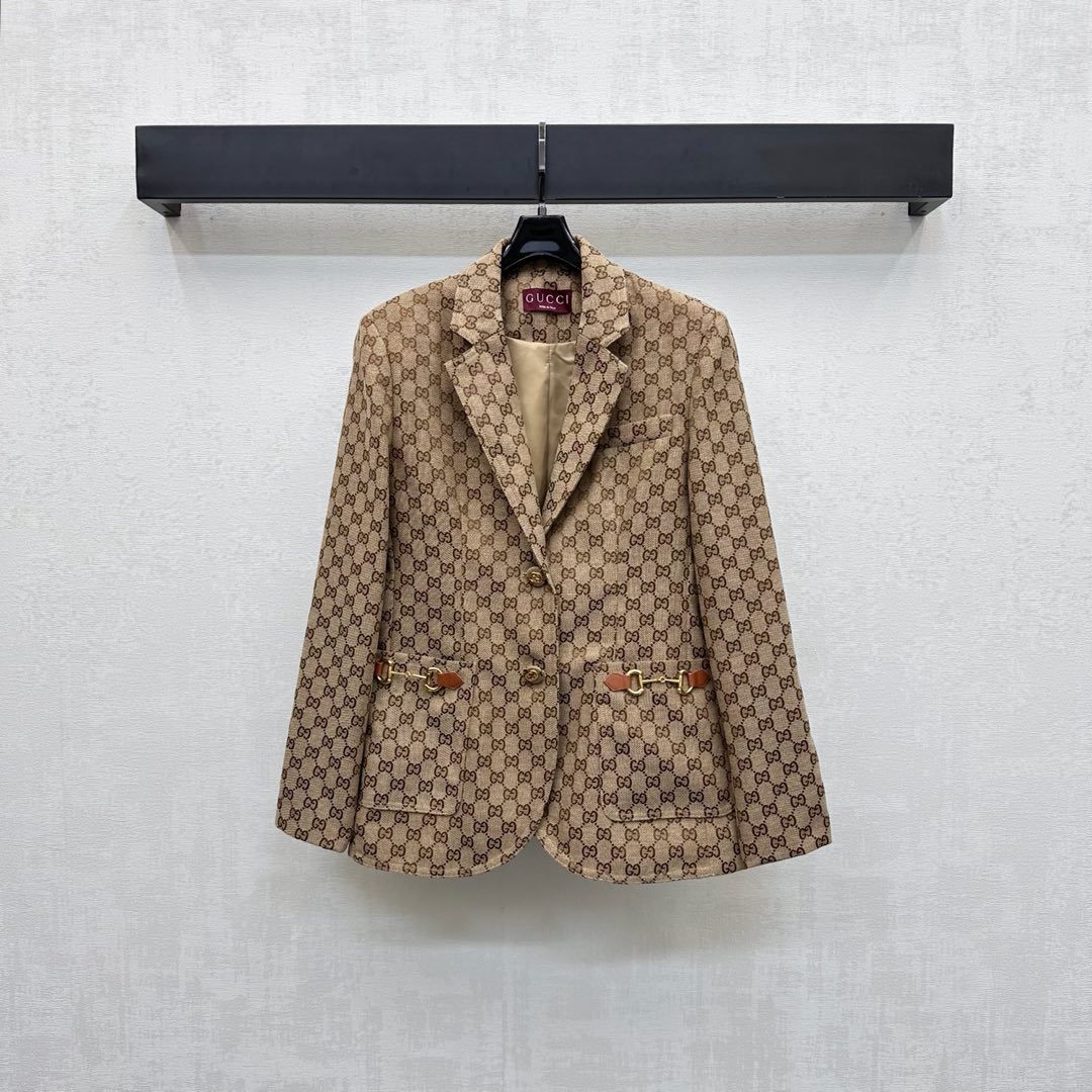NO:497082,Gucc*2025 new product lapel jacquard suit jacket customized YB imported jacquard cotton material, crisp and stylish, use the gun bar collar and open button adjustment design to add layering, cut simple and atmospheric, full body, double G jacquard elements, symmetrical pocket leather label horseshoe buckle decoration, highlight the brand tone, surface auxiliary material development, lapel front shoulder suit jacket tailoring, random matching to show the style of Kochi old money style, high-version 2 colors, gucci, jackets & coats, business suit, alexander wang19860909Gucc*2025新品上架翻领提花西装外套定制YB进口提花全棉材质 挺括有型 沿用枪驳领配合开襟纽扣调节设计 增添造型层次感 裁剪简约大气 通体满铺双G提花元素对称口袋皮标马蹄链扣装饰 彰显品牌调性 面辅料开发 翻领正肩西装外套剪裁 随意搭配穿搭展现高知老钱风 高版本2色,,gucci,jackets & coats,business suit,alexander wang,Women's clothing