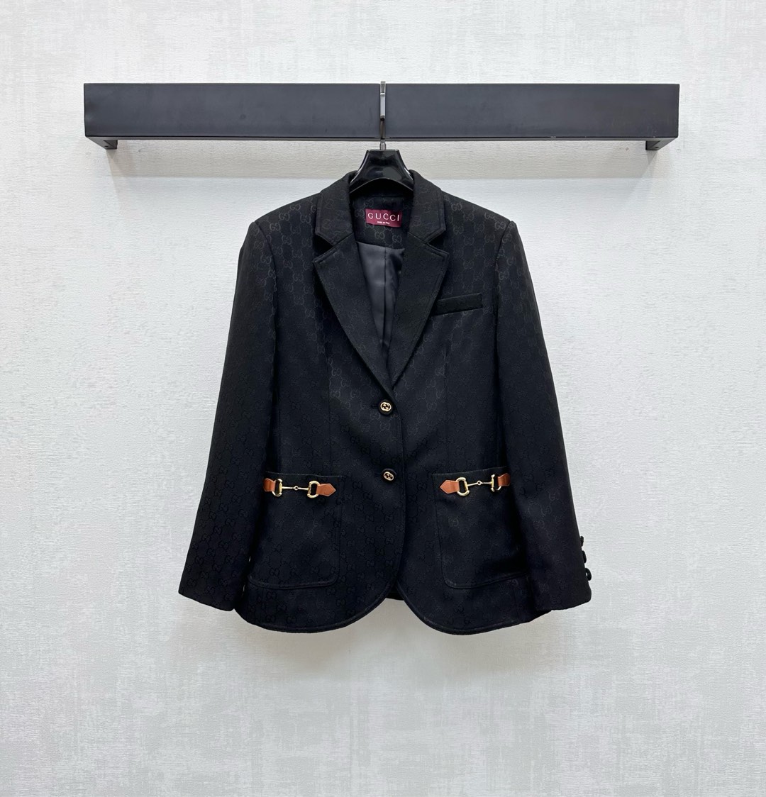 NO:497096,Gucc*2025 new product lapel jacquard suit jacket customized YB imported jacquard cotton material, crisp and stylish, use the gun crimp and the plaque button adjustment design to add layering, simple and atmospheric cutting, full body, double G jacquard elements, symmetrical pocket leather label horseshoe buckle decoration, highlight the brand tone, surface auxiliary material development, lapel front shoulder suit jacket tailoring, random matching to show the style of Kochi old money style, high-end version 2 colors, gucci, jackets & coats, business suit, alexander wang19860909Gucc*2025新品上架翻领提花西装外套定制YB进口提花全棉材质 挺括有型 沿用枪驳领配合开襟纽扣调节设计 增添造型层次感 裁剪简约大气 通体满铺双G提花元素对称口袋皮标马蹄链扣装饰 彰显品牌调性 面辅料开发 翻领正肩西装外套剪裁 随意搭配穿搭展现高知老钱风 高版本2色,,gucci,jackets & coats,business suit,alexander wang,Women's clothing