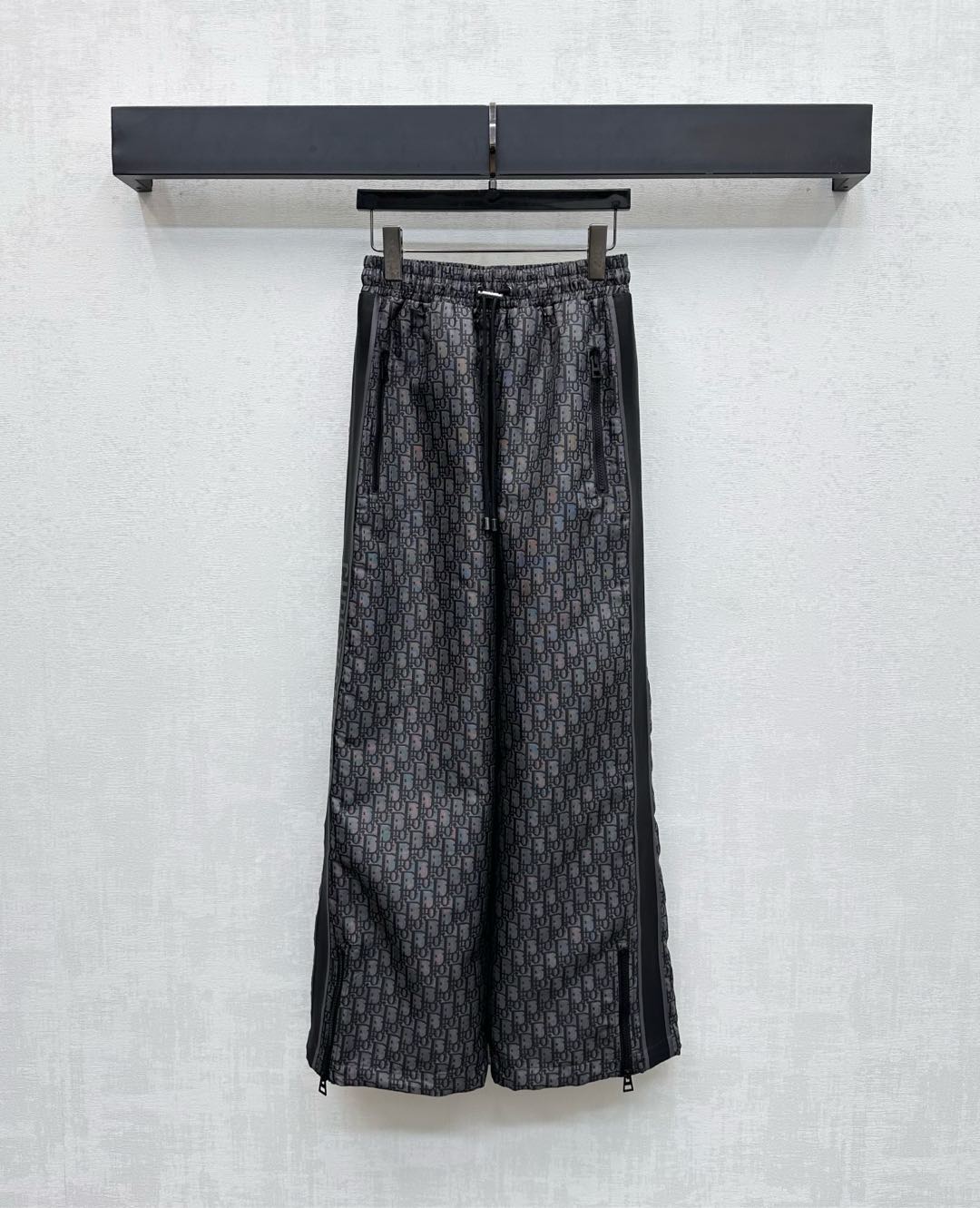 NO:497151,Dio*2025 new product launches on shelves, custom-made YB imported jacquard charge material, crisp and stylish, all-body gray, iconic letter jacquard elements, echoing the logo webbing embellishment on the outside of the trouser legs, highlighting the brand tone, the overall zipper pocket and zipper drawstring adjustment design, add to the styling layering, rich visual effects, surface and auxiliary materials development, high waist straight trouser style tailoring, can be matched with the same series of jackets, complete sets of outfits are brilliant and fashionable, high version,,dior,jackets & coats,alexander wang19860909Dio*2025新品上架提花抽绳长裤定制YB进口提花冲锋材质 挺括有型 通体灰色系标志性字母提花元素 呼应裤腿外侧徽标织带点缀 彰显品牌调性 整体拉链口袋配合裤脚拉链抽绳调节设计 增添造型层次感 丰富视觉效果 面辅料开发 高腰直筒长裤版型剪裁 可搭配同系列外套 成套穿搭出彩时髦 高版本,,dior,jackets & coats,alexander wang,Women's clothing