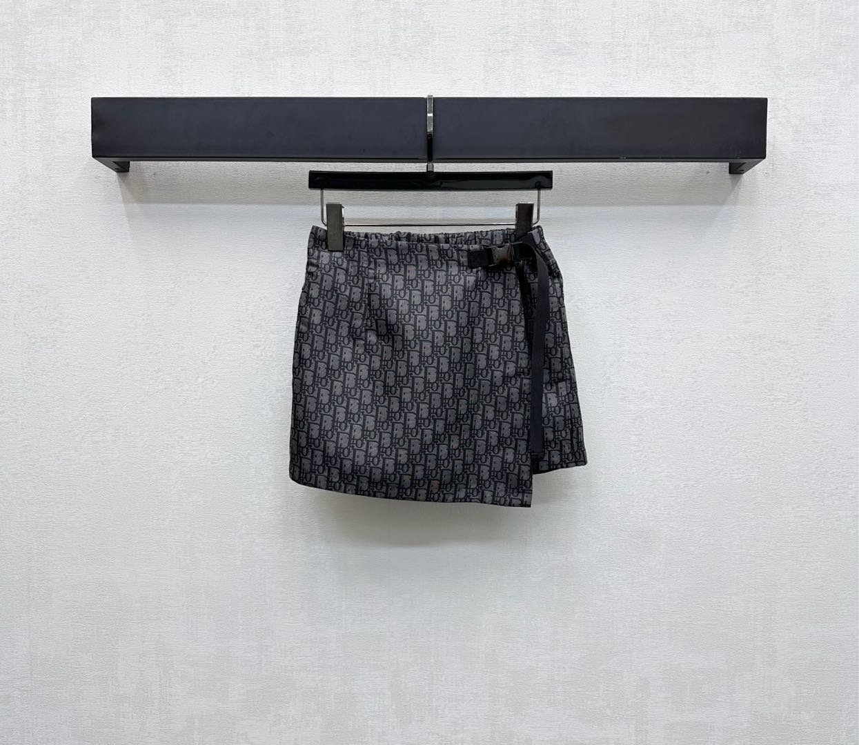 NO:497170,Dio*2025 new product is available on the shelves of Jacquard Skirts Customized YB imported jacquard material, crisp and stylish, full texture, gray-colored iconic letter jacquard elements, highlighting the brand tone, the waist is decorated with a metal buckle connection to adjust the design, adding layering of the shape, more flexible and convenient, surface auxiliary materials development, one-piece skirt and pants tailoring, can be matched with the same series of jackets, complete sets of dressing are brilliant and fashionable, high-end version,,dior, skirts, jackets & coats,alexander wang19860909Dio*2025新品上架提花冲锋裙裤定制YB进口提花冲锋材质 挺括有型 质感十足 通体灰色系标志性字母提花元素 彰显品牌调性 腰间单侧饰以按卡金属扣连接调节设计 增添造型层次感 更灵活便利 面辅料开发 一片式裙裤剪裁 可搭配同系列外套 成套穿搭出彩时髦 高版本,,dior,skirts,jackets & coats,alexander wang,Women's clothing